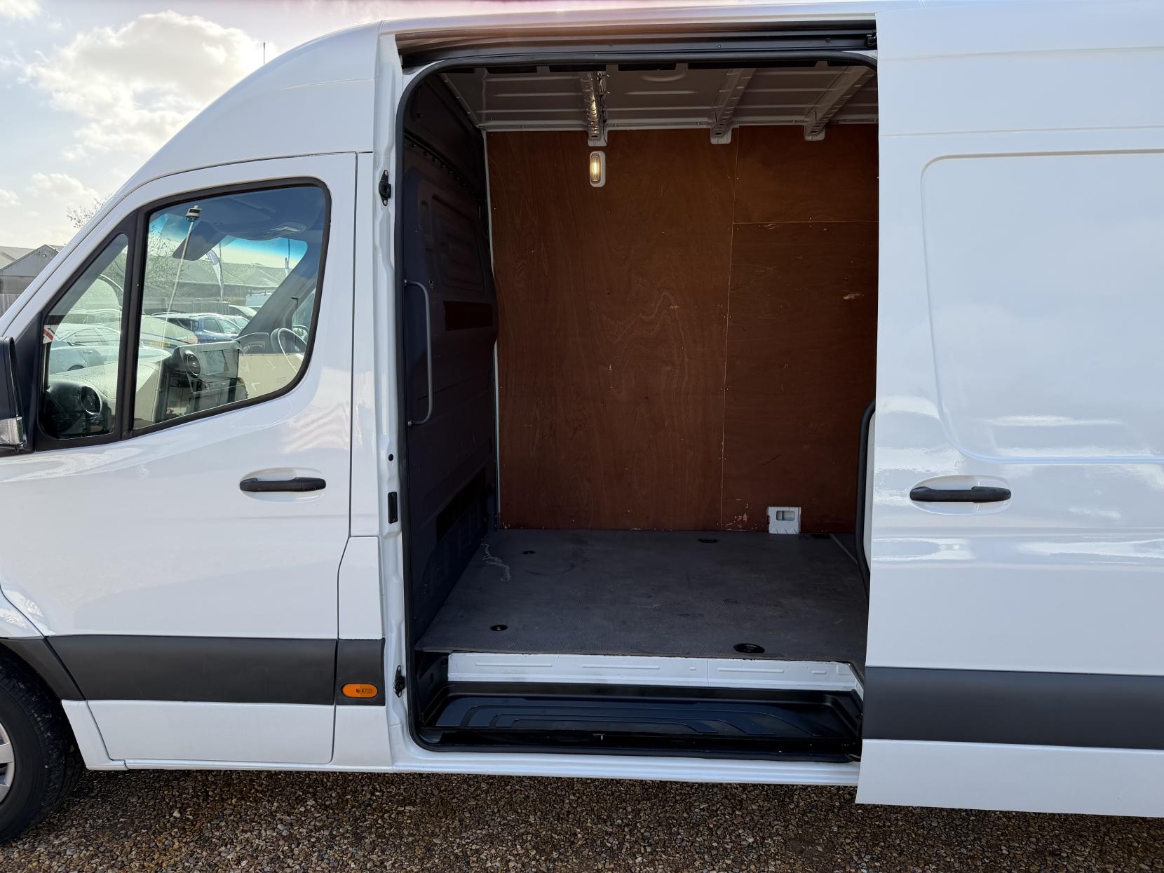 2021 Mercedes-Benz Sprinter 2.0 315 CDI Progressive Panel Van 5dr Diesel Manual RWD L3 H2 Euro 6 (s/s) (150 ps) - Thumbnail 31