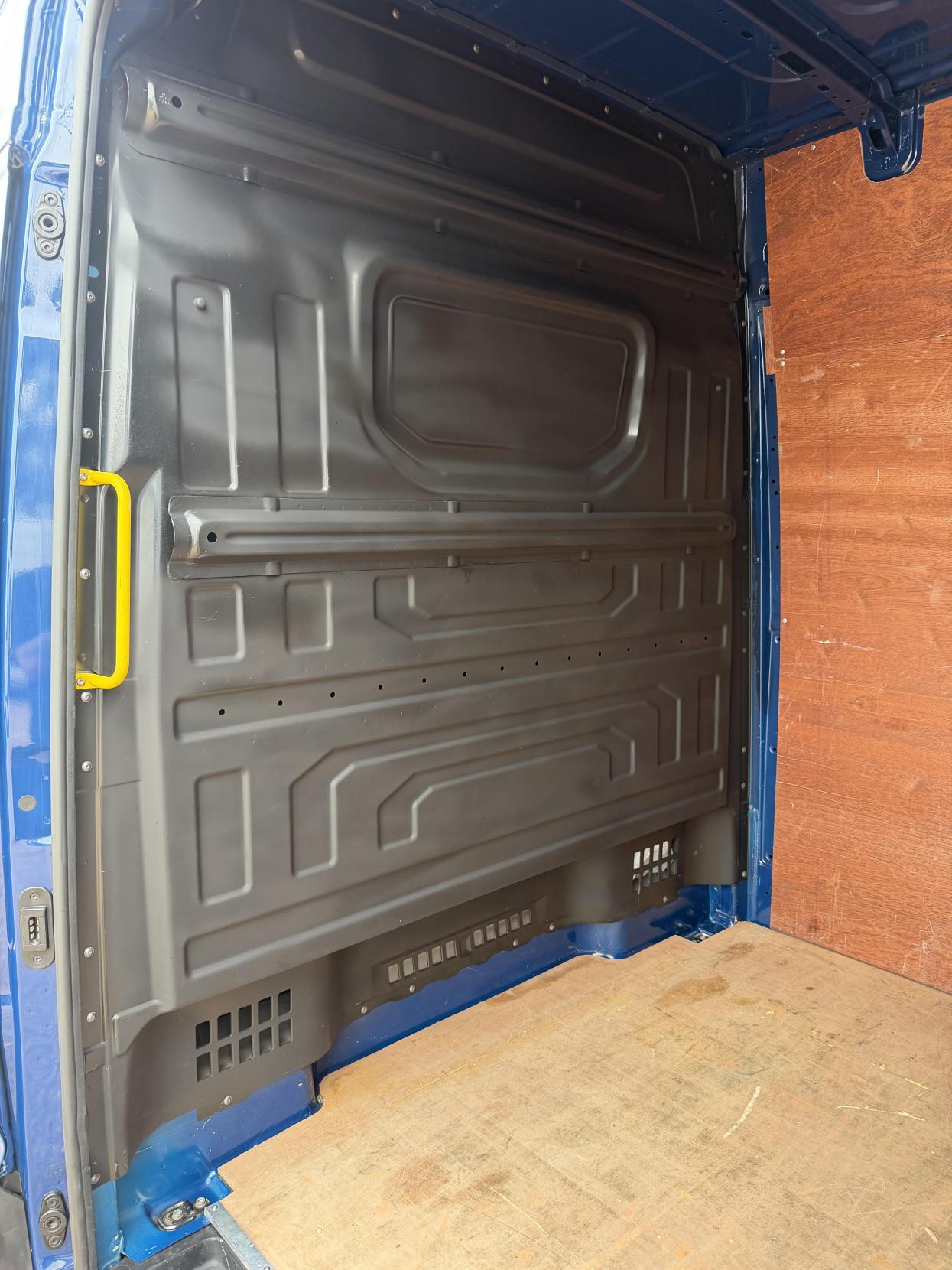 2022 Volkswagen Crafter 2.0 TDI CR35 Startline Panel Van 5dr Diesel Manual FWD MWB High Roof Euro 6 (s/s) (140 ps) - Thumbnail 36