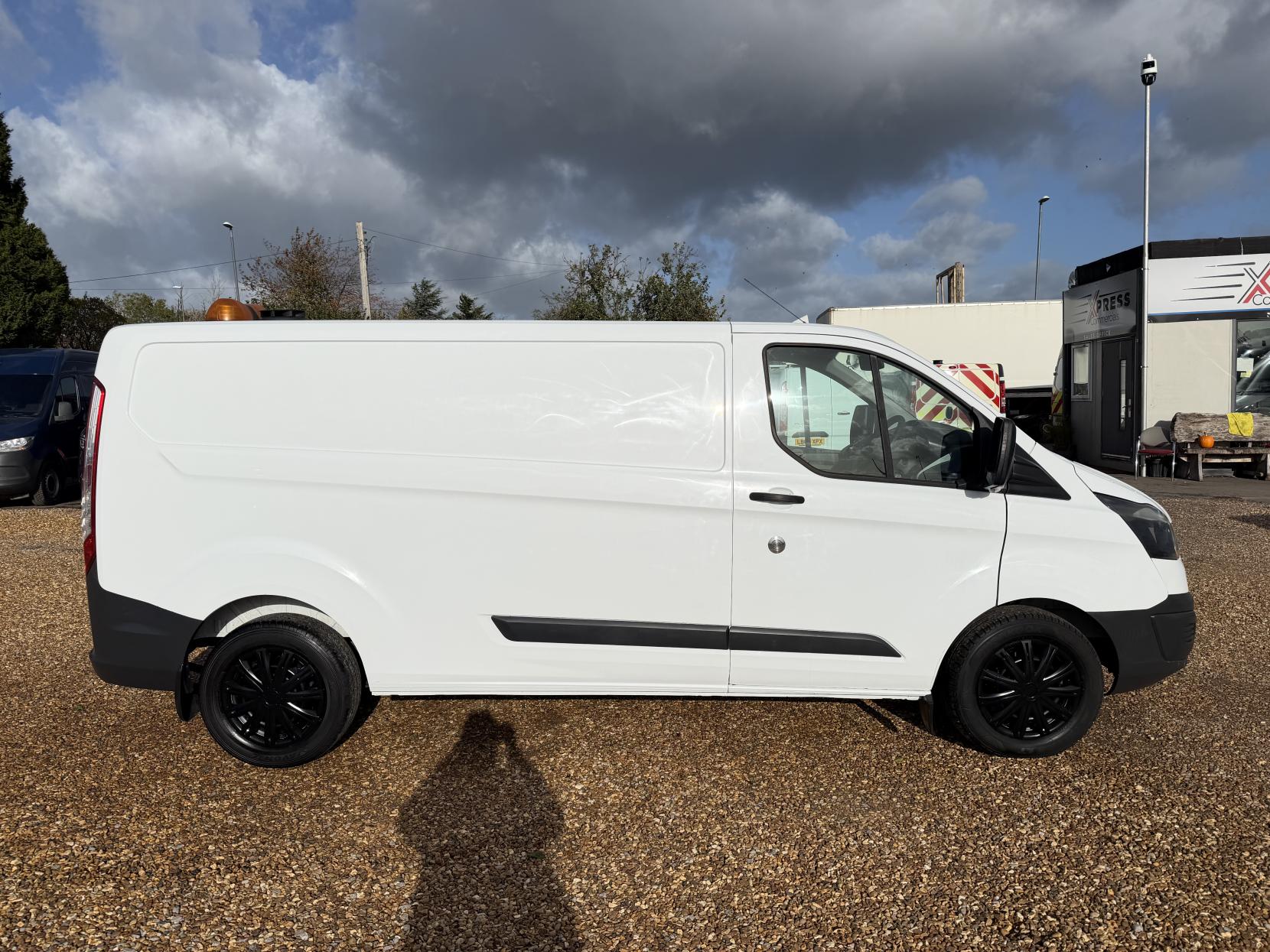 2016 Ford Transit Custom 2.2 TDCi 330 Panel Van 5dr Diesel Manual L1 H1 (192 g/km, 123 bhp) - Thumbnail 11
