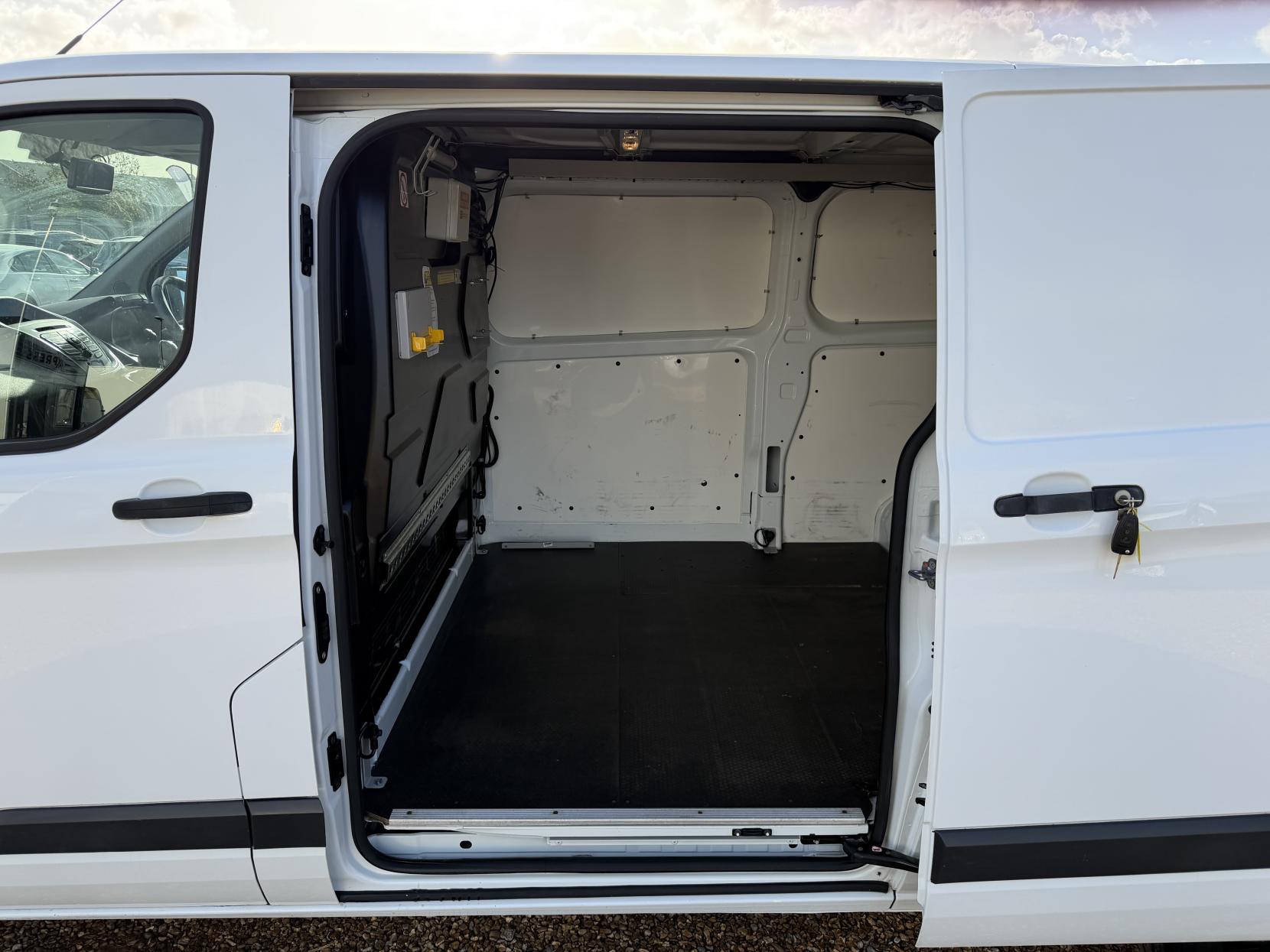 2016 Ford Transit Custom 2.2 TDCi 330 Panel Van 5dr Diesel Manual L1 H1 (192 g/km, 123 bhp) - Thumbnail 32