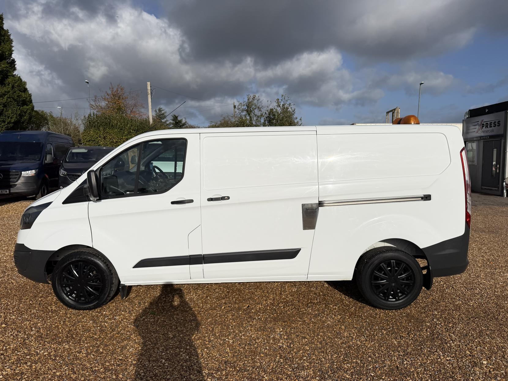 2016 Ford Transit Custom 2.2 TDCi 330 Panel Van 5dr Diesel Manual L1 H1 (192 g/km, 123 bhp) - Thumbnail 8