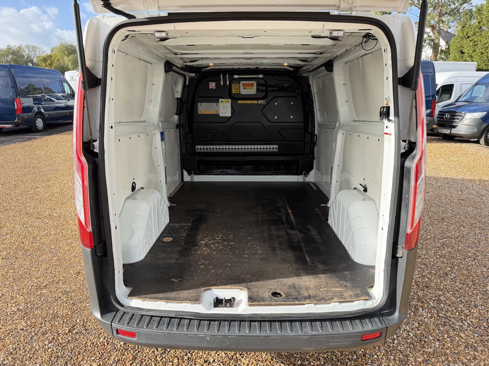 2016 Ford Transit Custom 2.2 TDCi 330 Panel Van 5dr Diesel Manual L1 H1 (192 g/km, 123 bhp) - Thumbnail 3