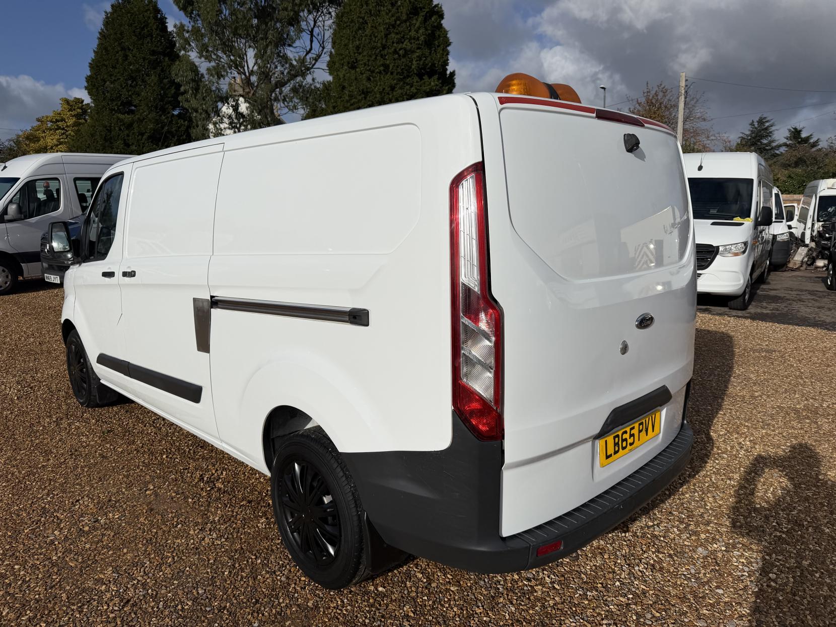2016 Ford Transit Custom 2.2 TDCi 330 Panel Van 5dr Diesel Manual L1 H1 (192 g/km, 123 bhp) - Thumbnail 9