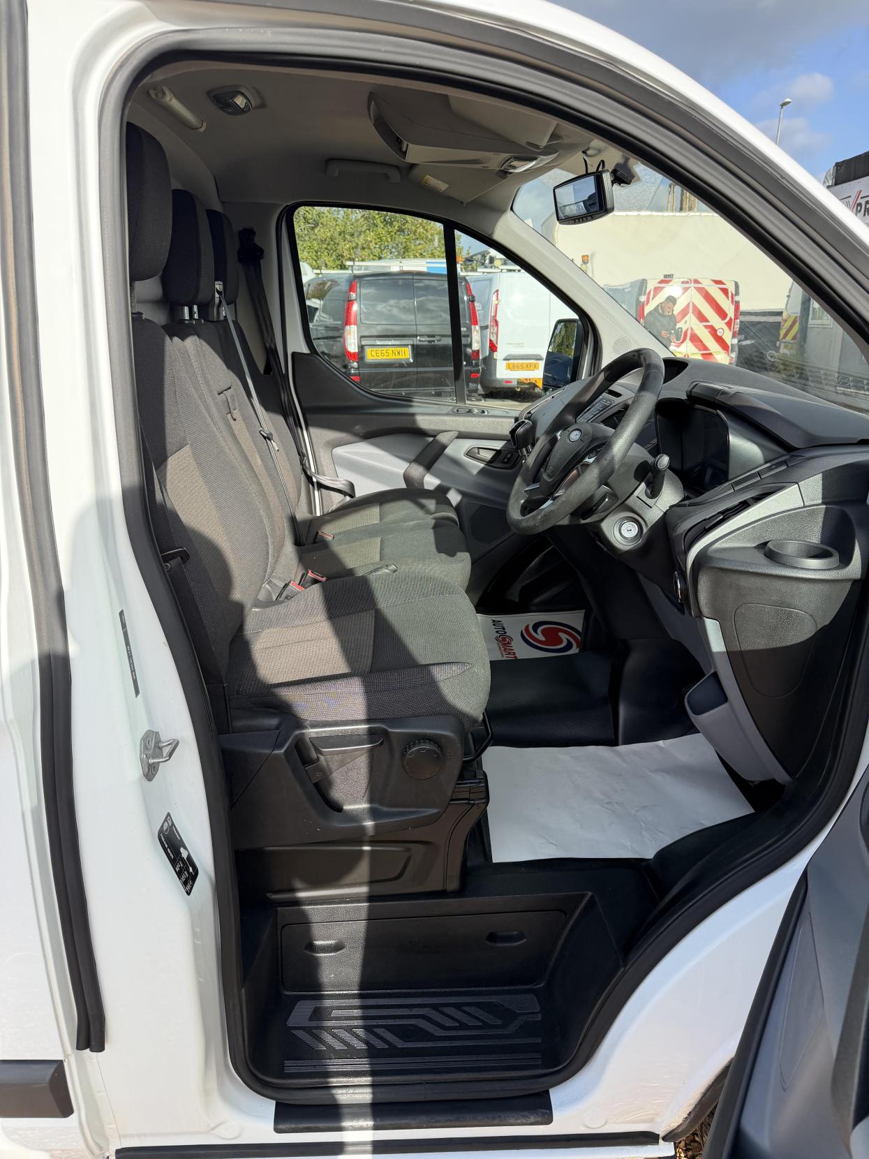 2016 Ford Transit Custom 2.2 TDCi 330 Panel Van 5dr Diesel Manual L1 H1 (192 g/km, 123 bhp) - Thumbnail 14
