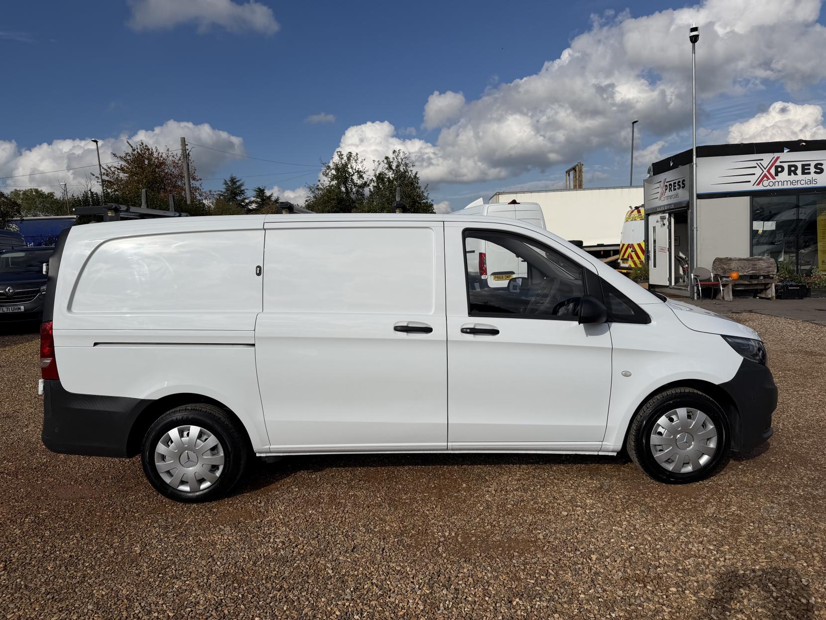 2019 Mercedes-Benz Vito 1.6 111 CDI Panel Van 6dr Diesel Manual FWD L2 Euro 6 (114 ps) - Thumbnail 12