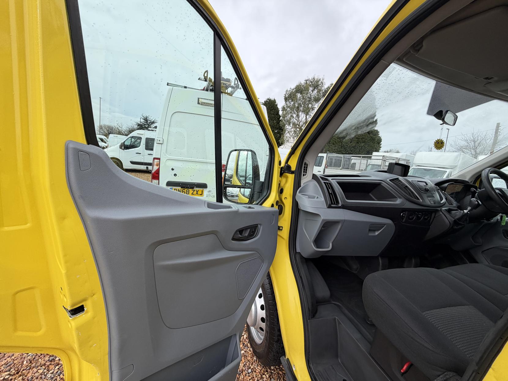 2016 Ford Transit 2.2 TDCi 350 Chassis Double Cab 4dr Diesel Manual RWD L3 H1 Euro 5 (DRW) (100 ps) - Thumbnail 37
