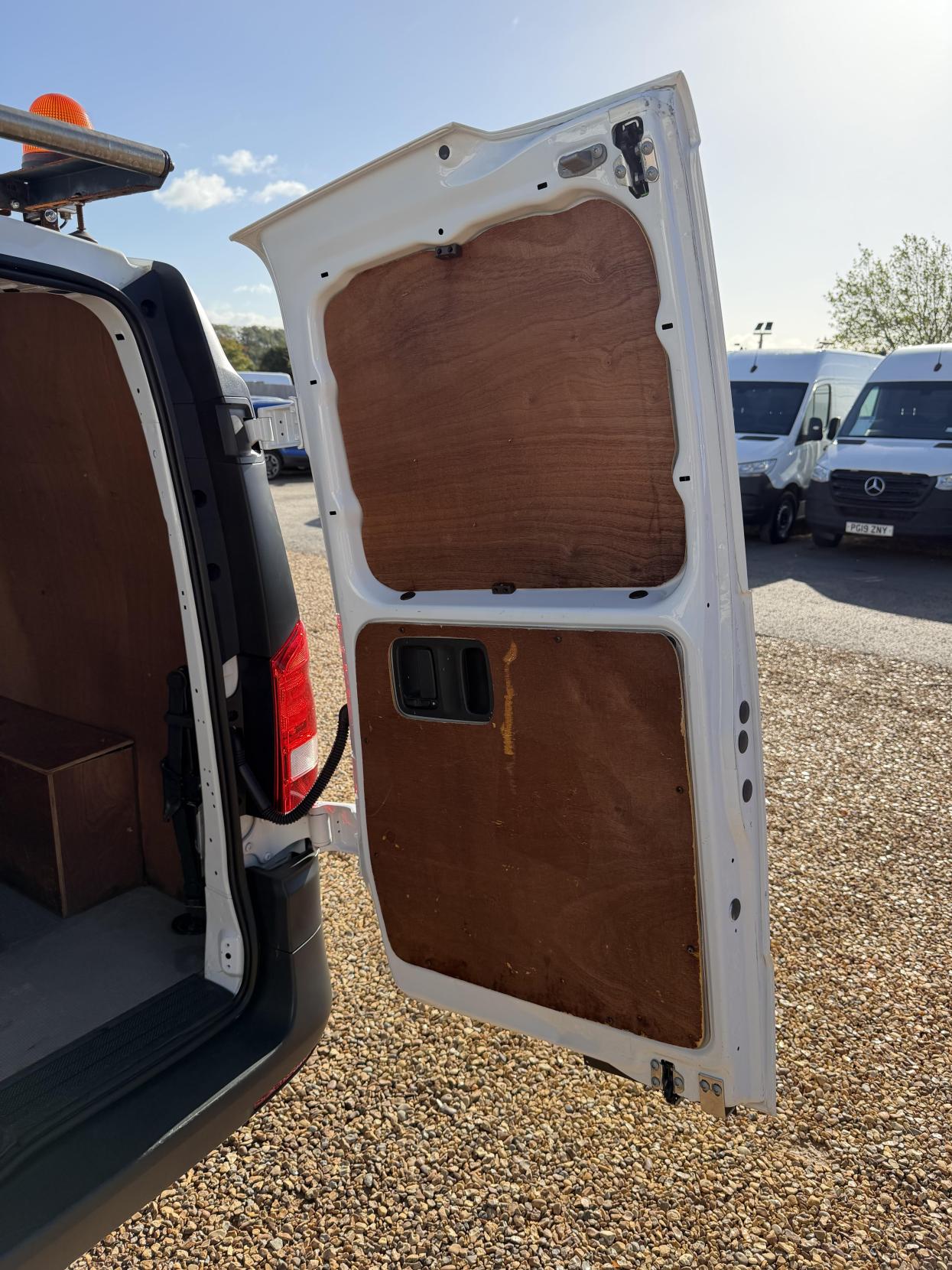 2019 Mercedes-Benz Vito 1.6 111 CDI Panel Van 6dr Diesel Manual FWD L2 Euro 6 (114 ps) - Thumbnail 41