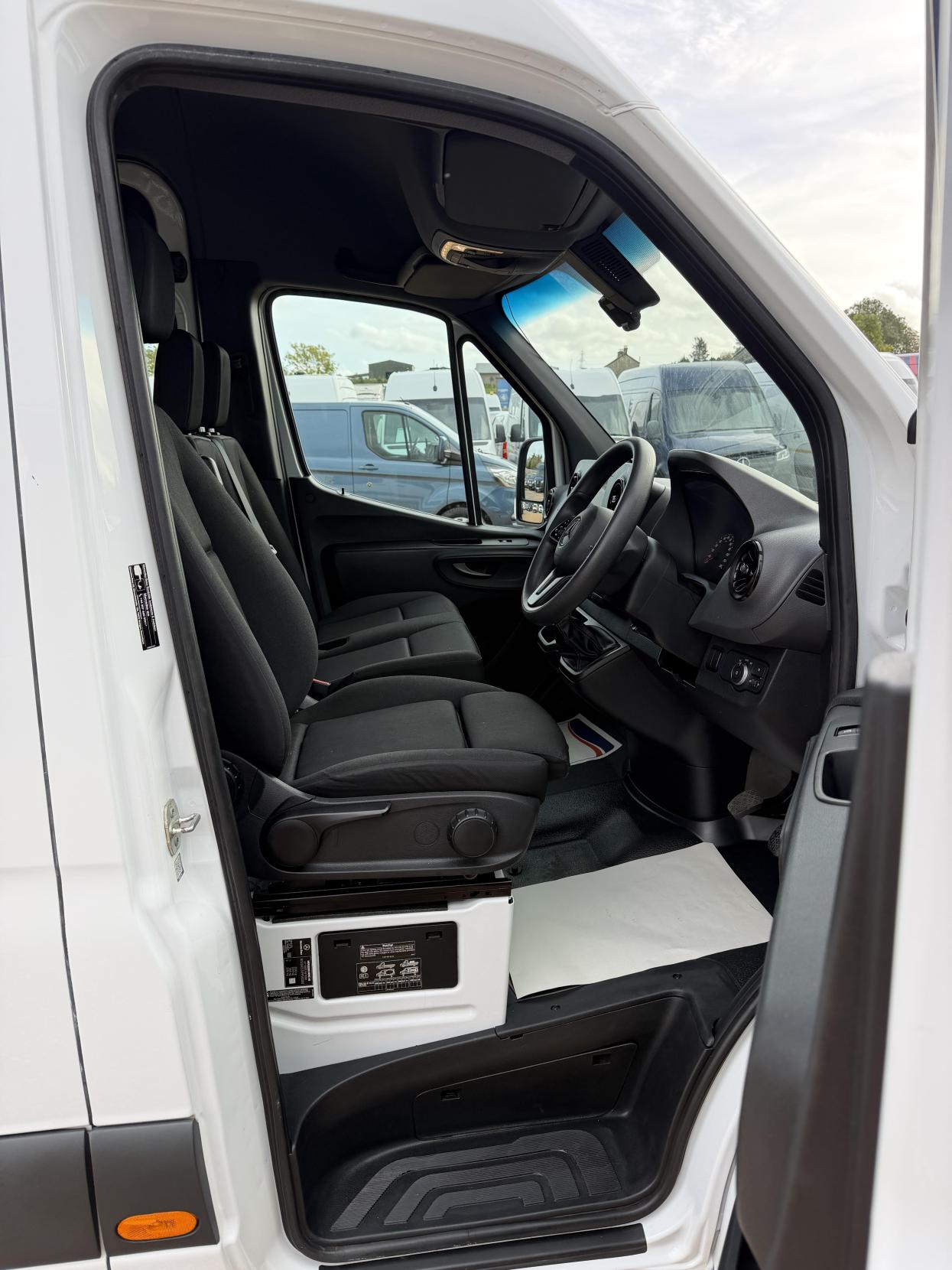 2023 Mercedes-Benz Sprinter 2.0 315 CDI Premium Panel Van 5dr Diesel Manual RWD L3 H2 Euro 6 (s/s) (150 ps) - Thumbnail 14