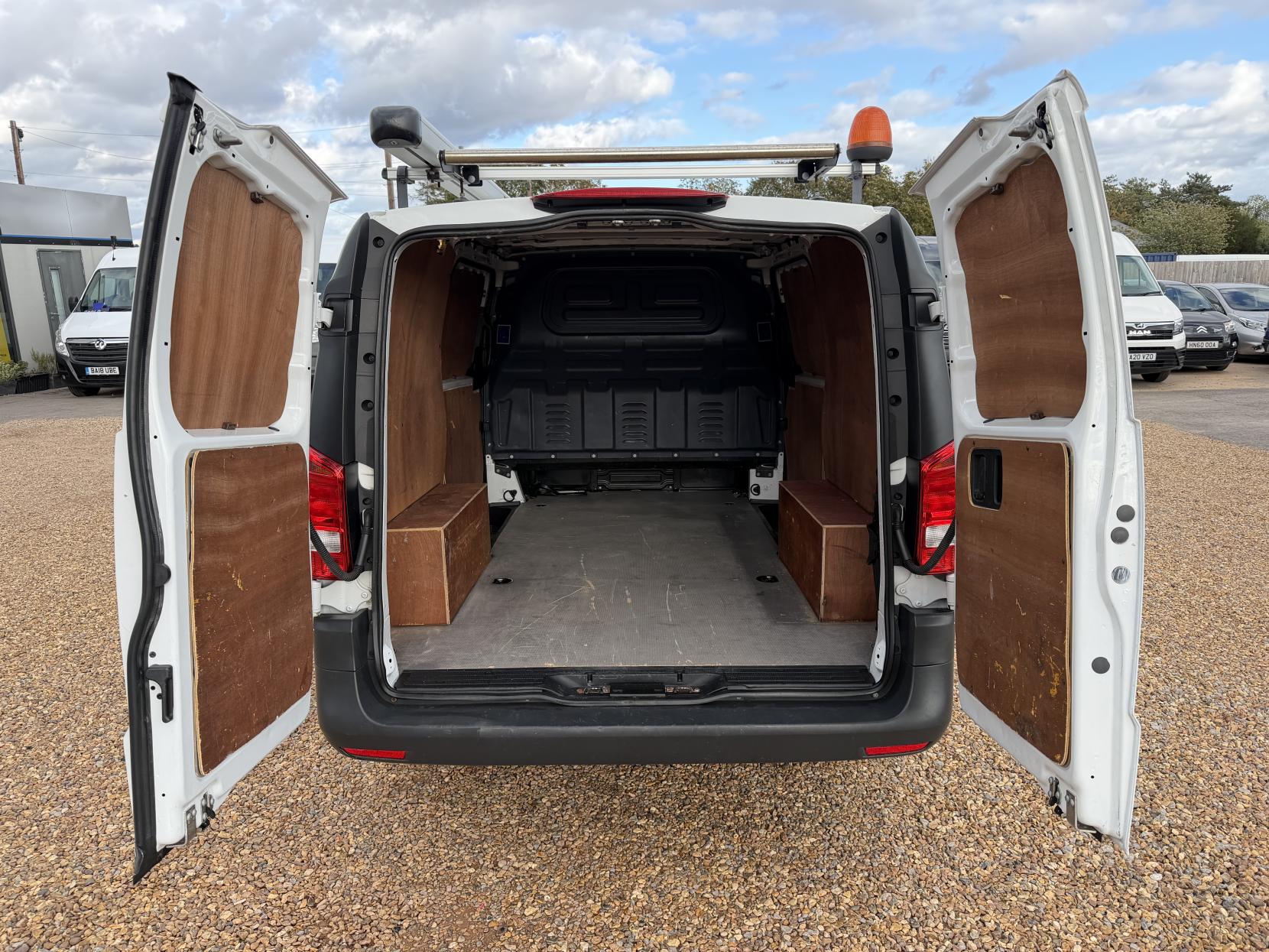 2019 Mercedes-Benz Vito 1.6 111 CDI Panel Van 6dr Diesel Manual FWD L2 Euro 6 (114 ps) - Thumbnail 3