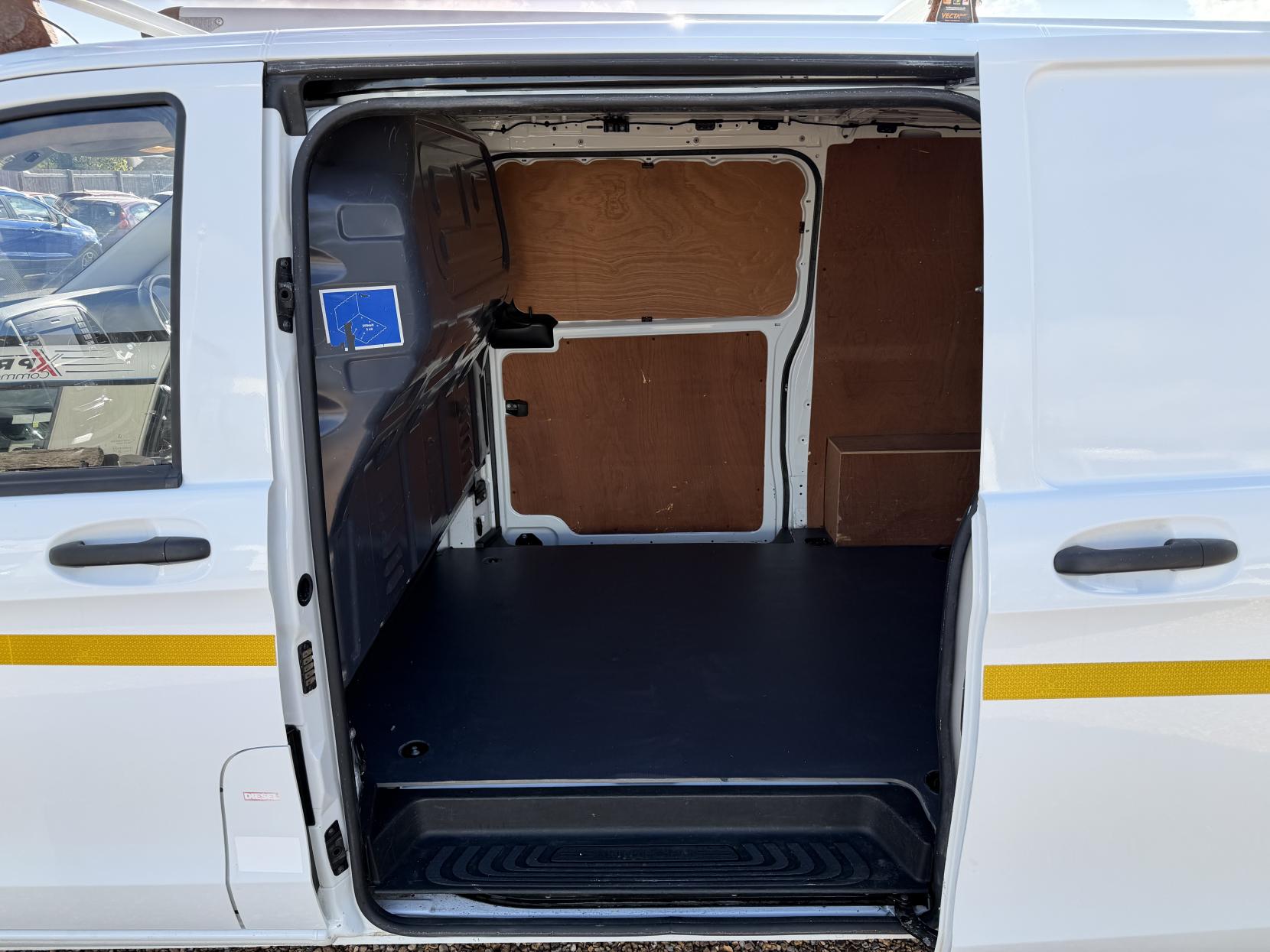 2019 Mercedes-Benz Vito 1.6 111 CDI Panel Van 6dr Diesel Manual FWD L2 Euro 6 (114 ps) - Thumbnail 32