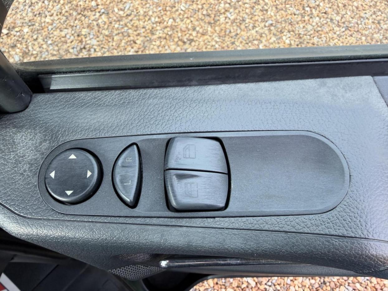 2014 Mercedes-Benz Vito 2.1 113 CDi BlueEFFICIENCY Traveliner Minibus 5dr Diesel Manual L1 (182 g/km, 136 bhp) - Thumbnail 24