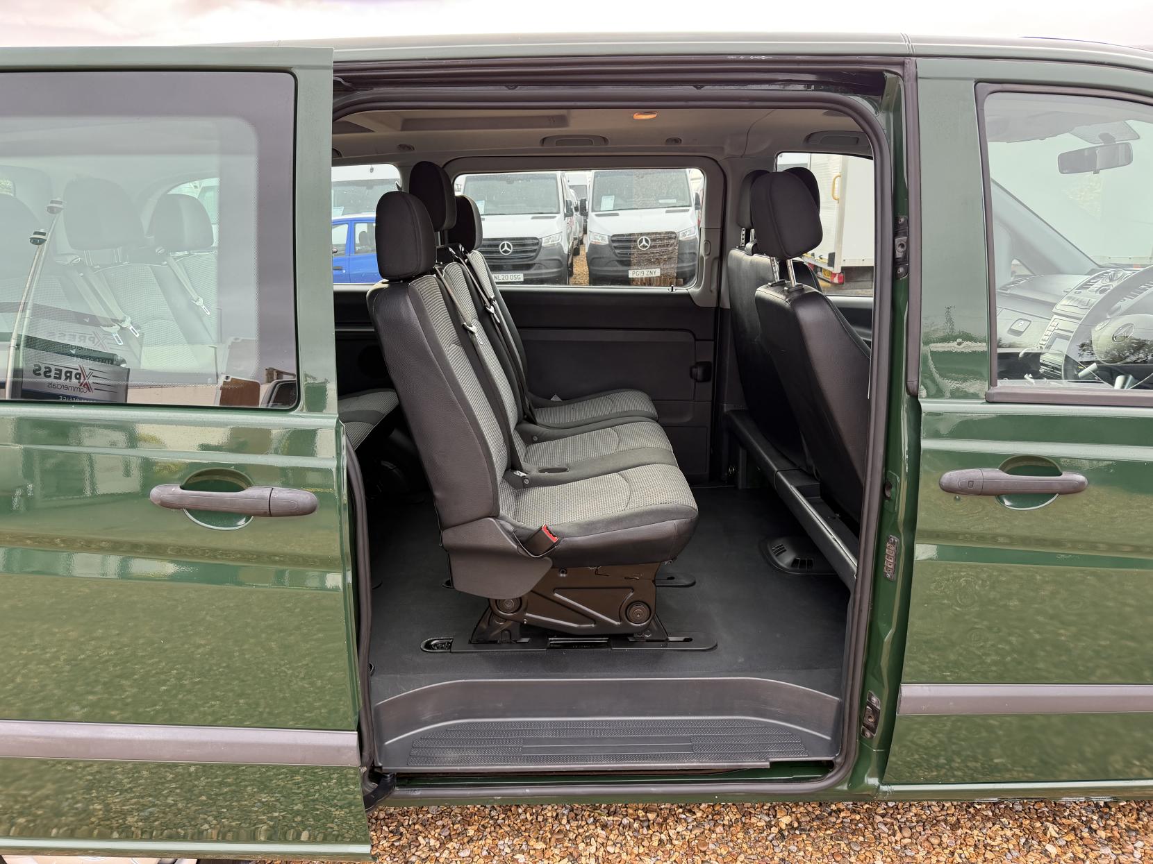 2014 Mercedes-Benz Vito 2.1 113 CDi BlueEFFICIENCY Traveliner Minibus 5dr Diesel Manual L1 (182 g/km, 136 bhp) - Thumbnail 29