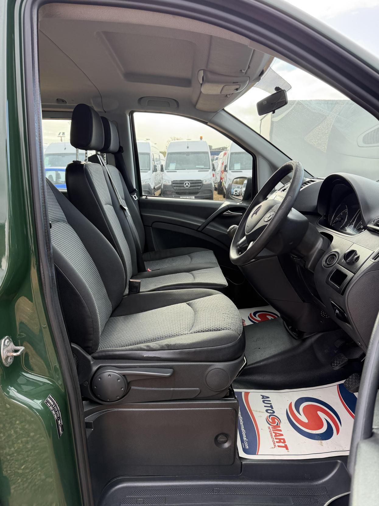 2014 Mercedes-Benz Vito 2.1 113 CDi BlueEFFICIENCY Traveliner Minibus 5dr Diesel Manual L1 (182 g/km, 136 bhp) - Thumbnail 14