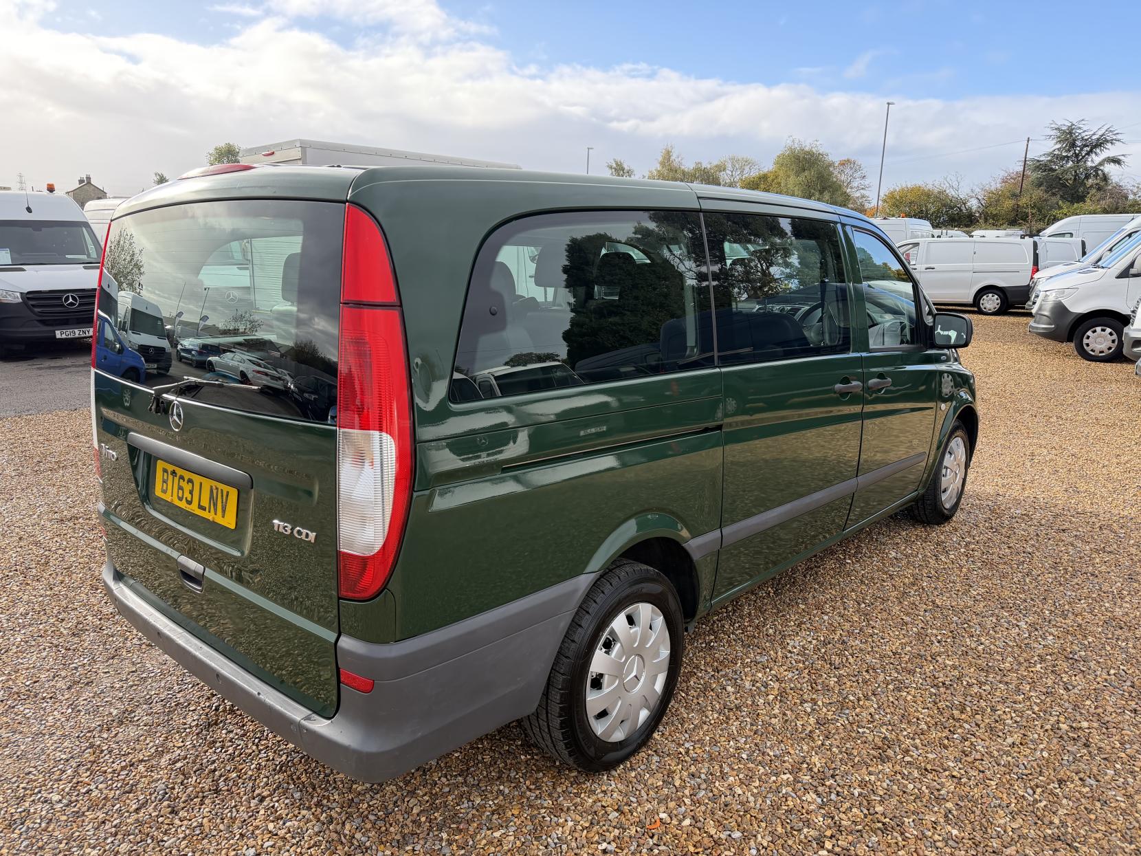 2014 Mercedes-Benz Vito 2.1 113 CDi BlueEFFICIENCY Traveliner Minibus 5dr Diesel Manual L1 (182 g/km, 136 bhp) - Thumbnail 11