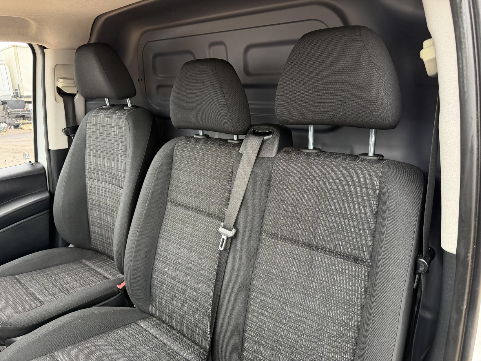 2016 Mercedes-Benz Vito 2.1 114 CDI BlueTEC Panel Van 5dr Diesel G-Tronic+ RWD L1 Euro 6 (136 ps) - Thumbnail 27