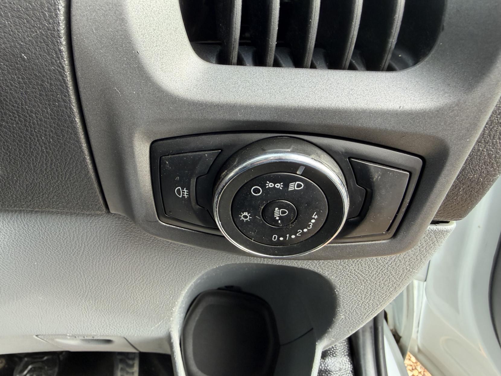 2016 Ford Transit Custom 2.2 TDCi 310 Panel Van 5dr Diesel Manual L2 H1 (186 g/km, 123 bhp) - Thumbnail 31