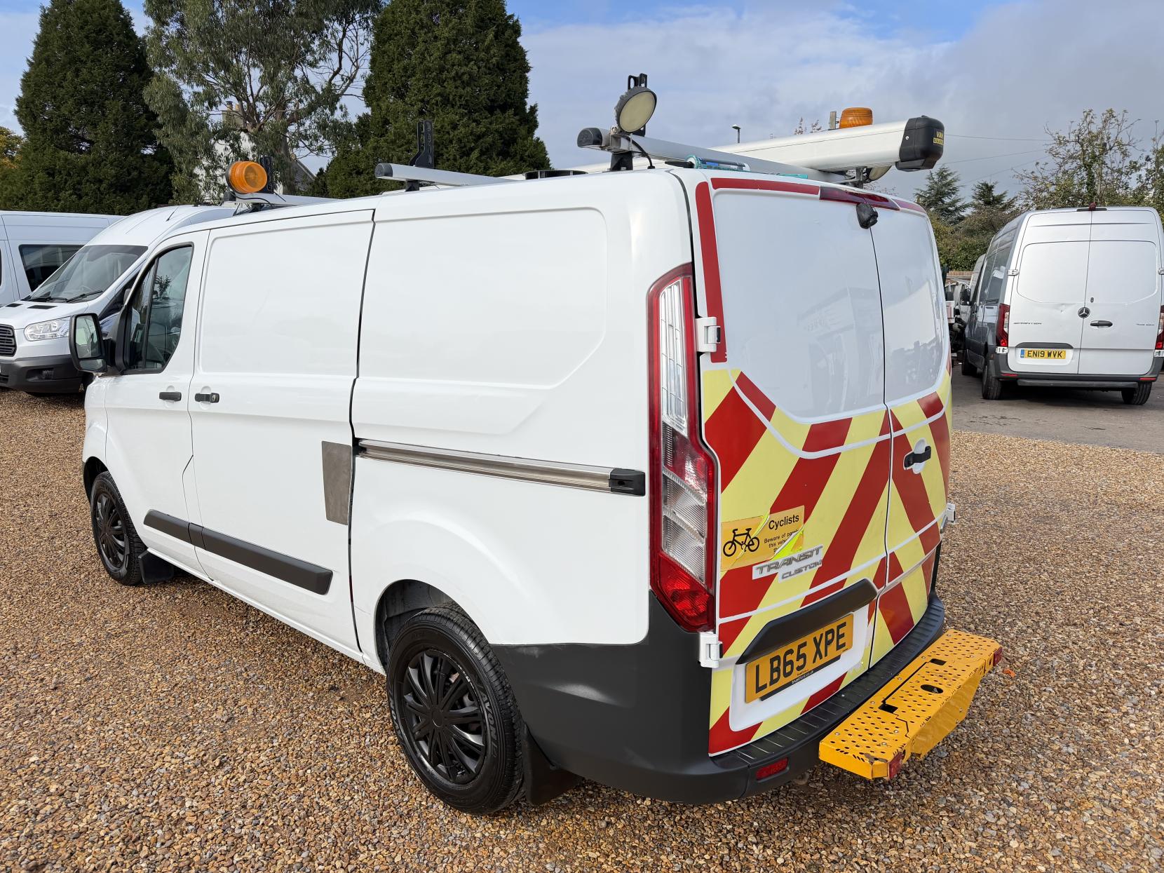 2016 Ford Transit Custom 2.2 TDCi 310 Panel Van 5dr Diesel Manual L2 H1 (186 g/km, 123 bhp) - Thumbnail 9