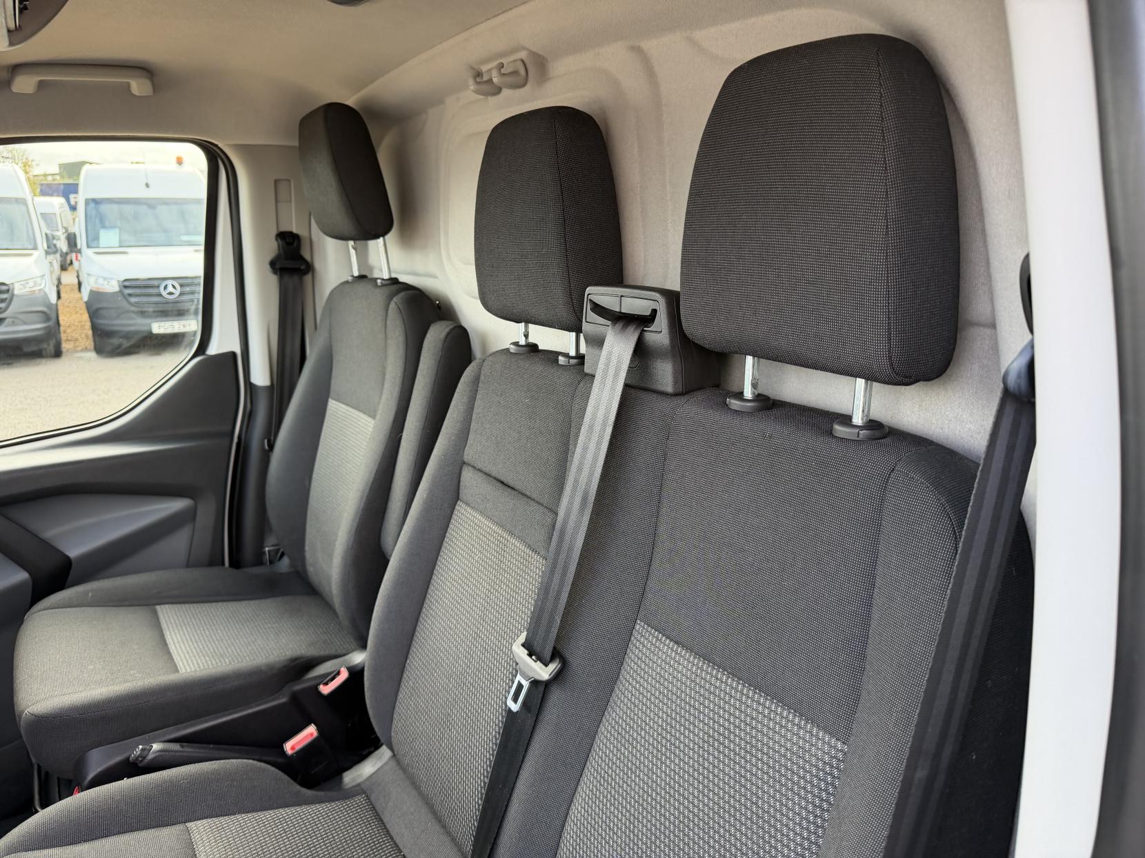 2016 Ford Transit Custom 2.2 TDCi 310 Panel Van 5dr Diesel Manual L2 H1 (186 g/km, 123 bhp) - Thumbnail 34