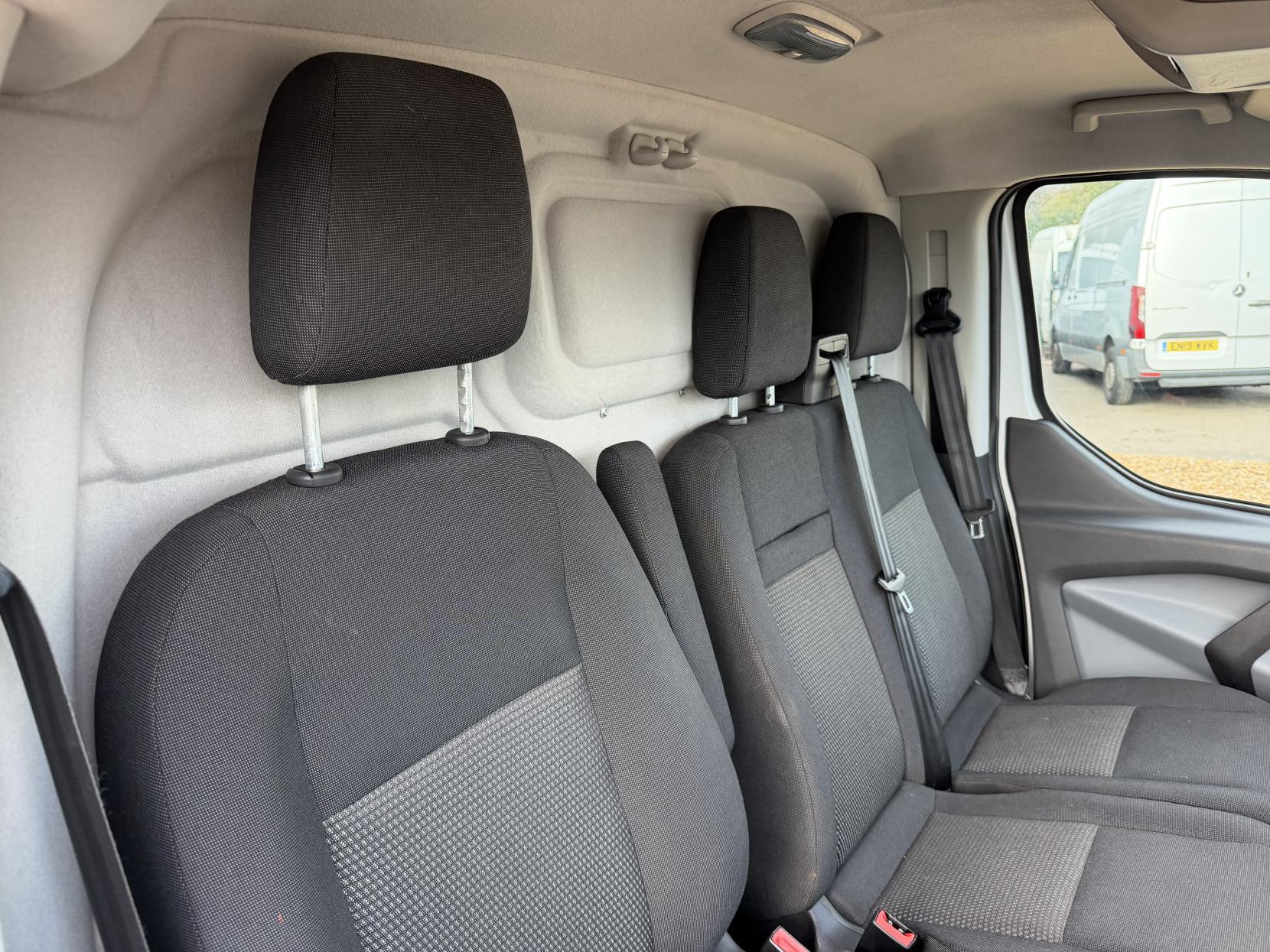 2016 Ford Transit Custom 2.2 TDCi 310 Panel Van 5dr Diesel Manual L2 H1 (186 g/km, 123 bhp) - Thumbnail 15
