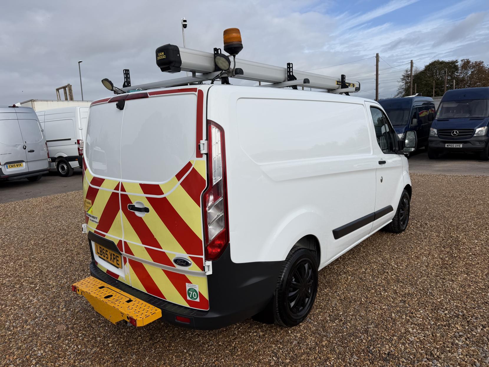 2016 Ford Transit Custom 2.2 TDCi 310 Panel Van 5dr Diesel Manual L2 H1 (186 g/km, 123 bhp) - Thumbnail 11
