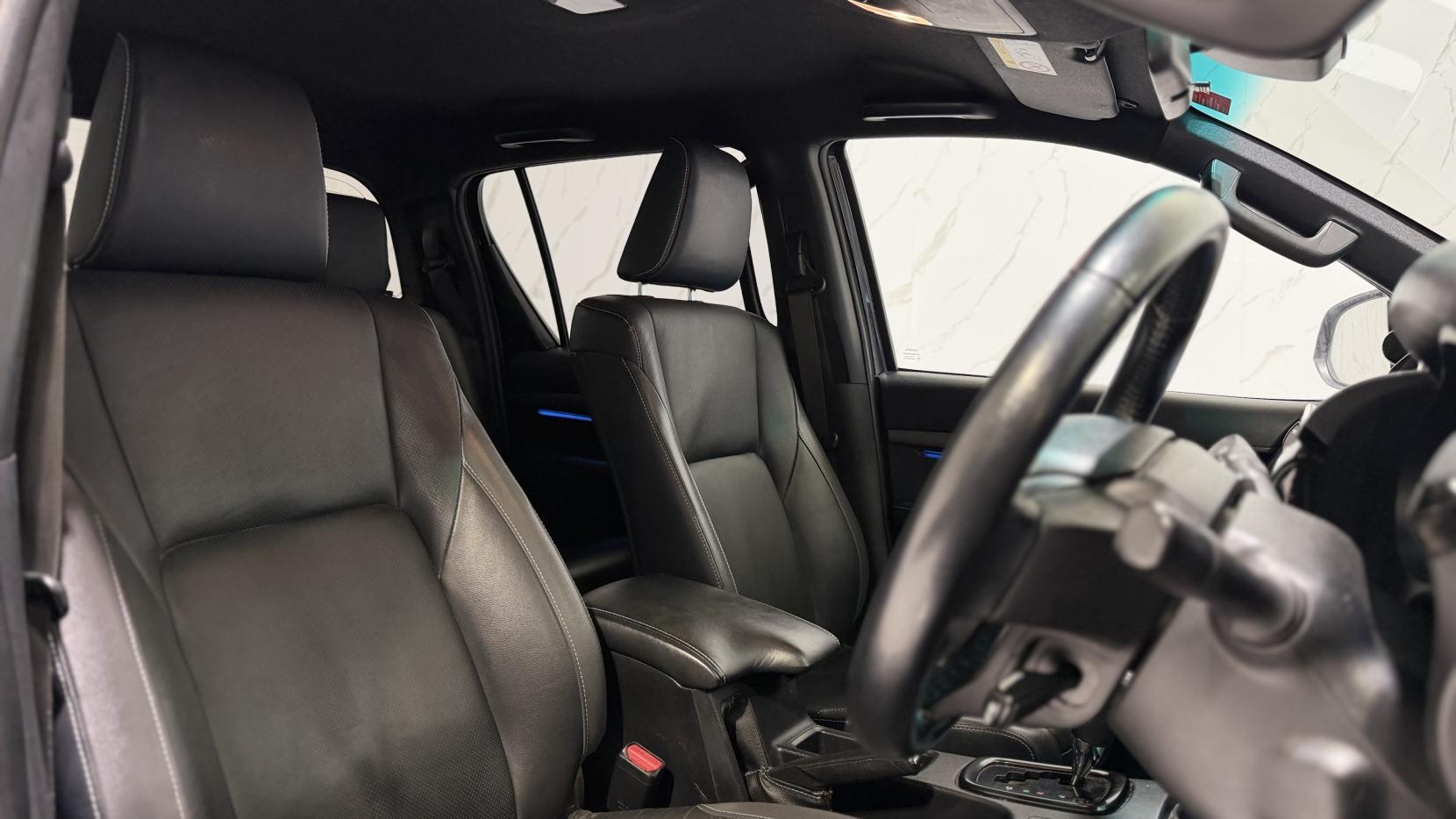 Toyota Hilux 2.8 D-4D Invincible X Pickup Double Cab 4dr Diesel Auto 4WD Euro 6 (s/s) (204 ps)