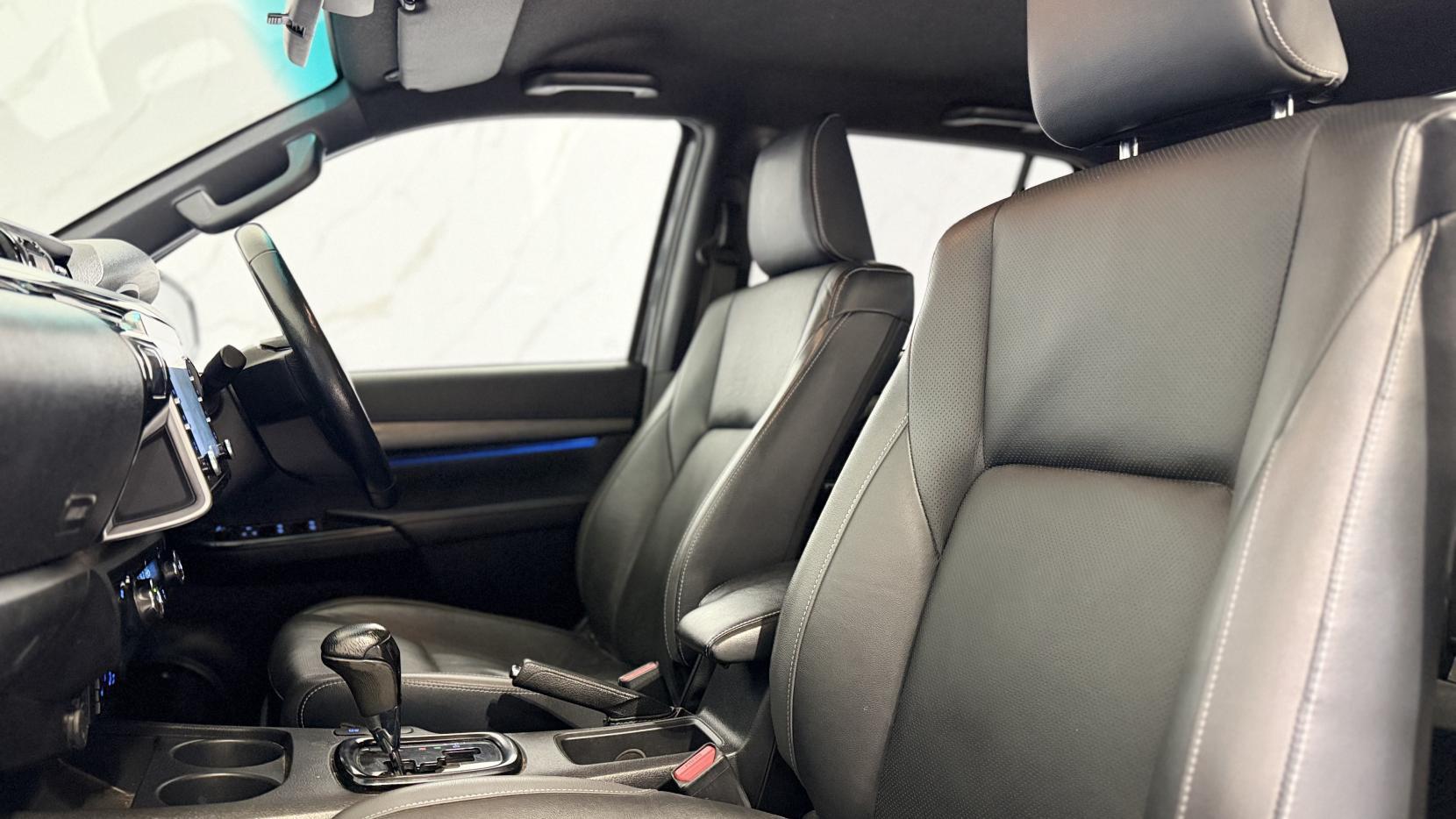 Toyota Hilux 2.8 D-4D Invincible X Pickup Double Cab 4dr Diesel Auto 4WD Euro 6 (s/s) (204 ps)