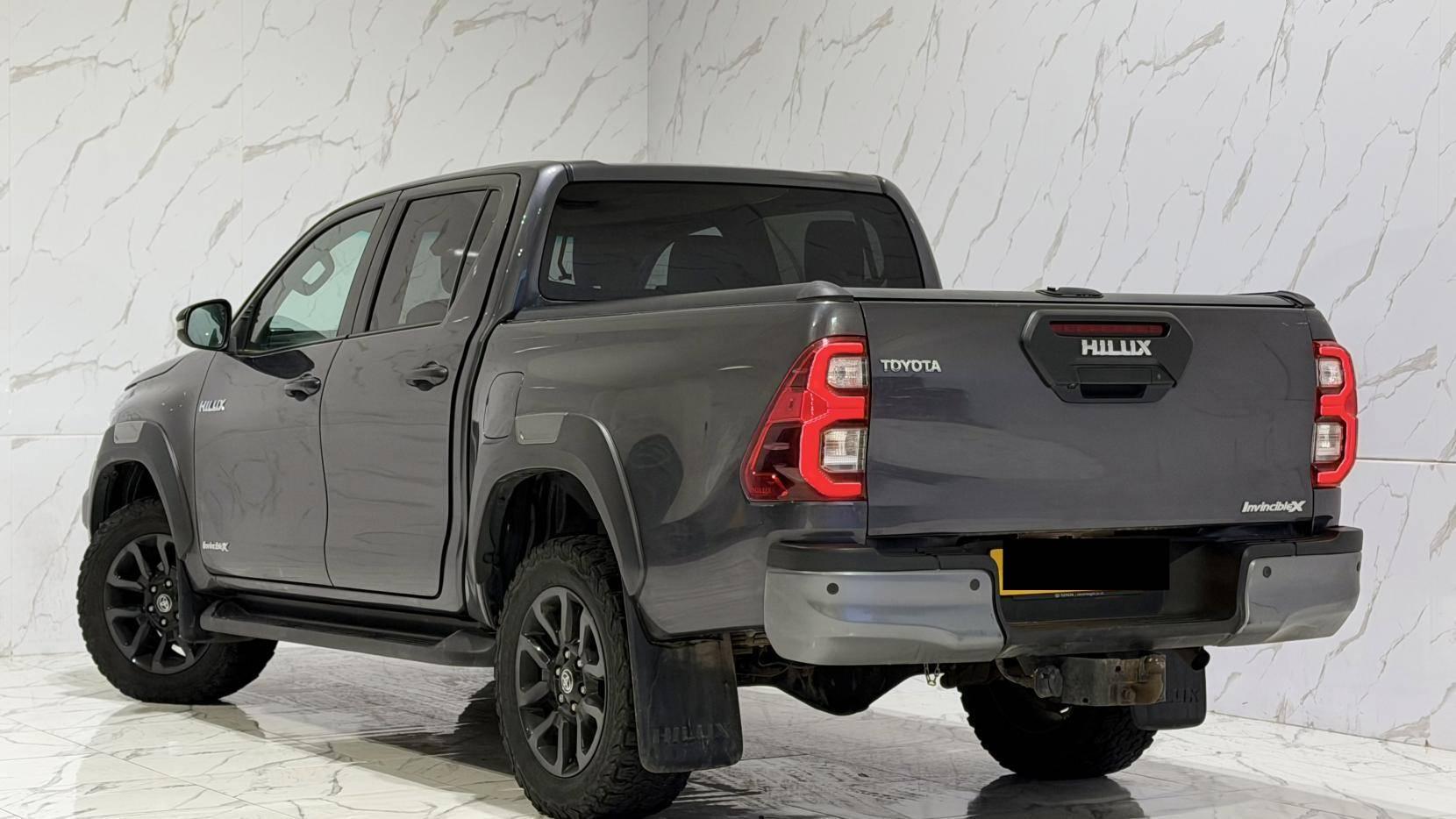 Toyota Hilux 2.8 D-4D Invincible X Pickup Double Cab 4dr Diesel Auto 4WD Euro 6 (s/s) (204 ps)