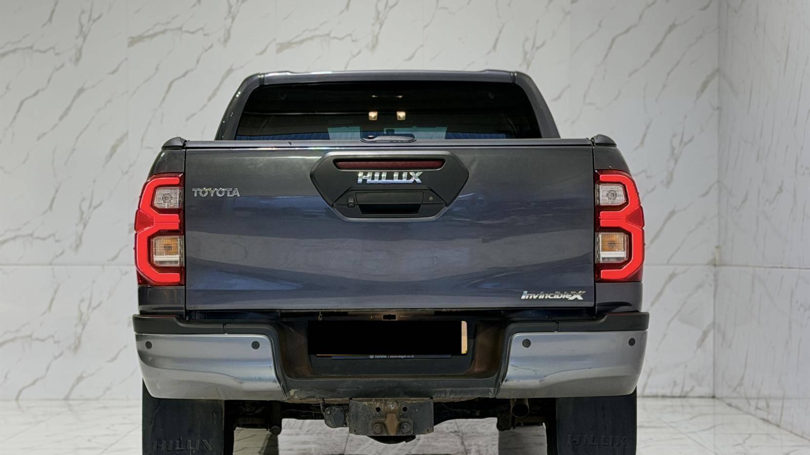 Toyota Hilux 2.8 D-4D Invincible X Pickup Double Cab 4dr Diesel Auto 4WD Euro 6 (s/s) (204 ps)