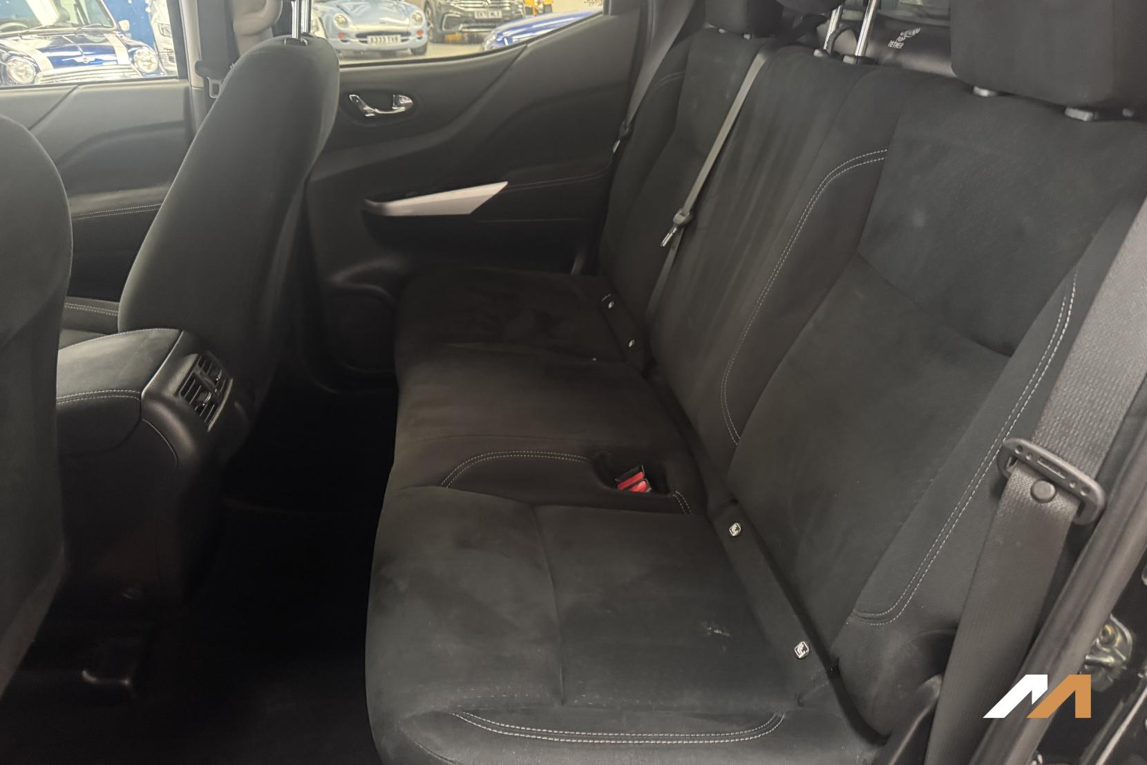 Nissan Navara 2.3 dCi N-Connecta Pickup Double Cab 4dr Diesel Manual 4WD Euro 6 (s/s) (190 ps)