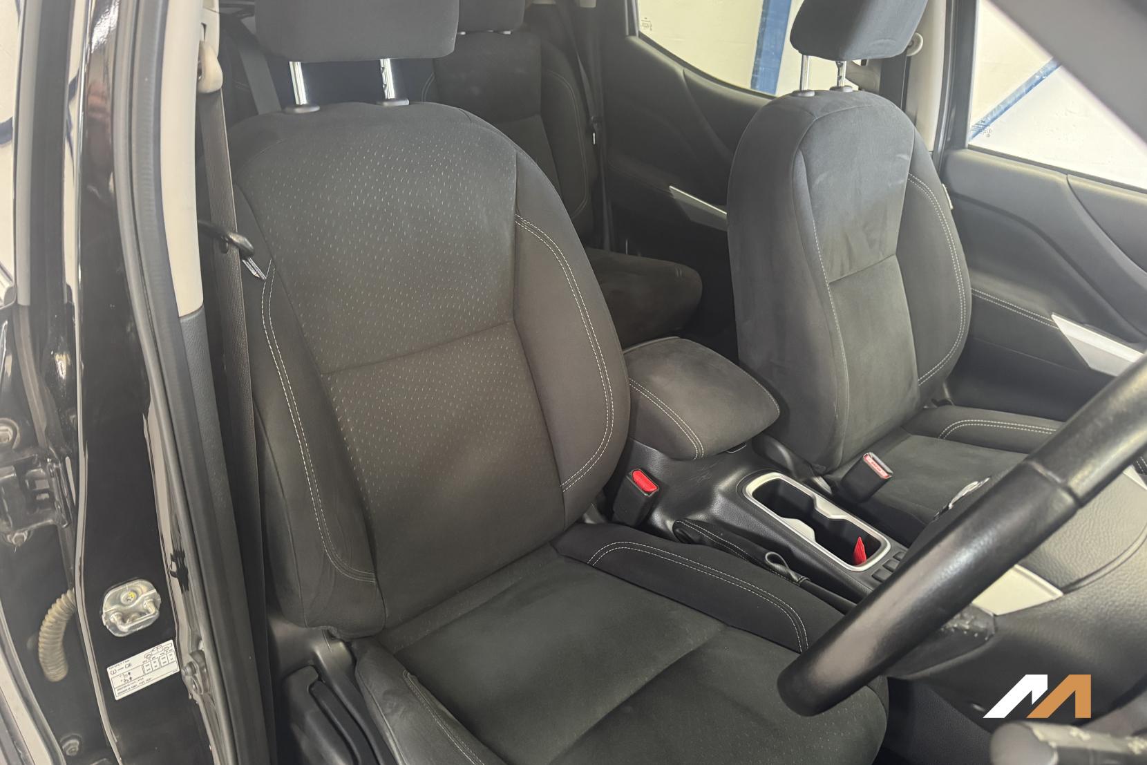 Nissan Navara 2.3 dCi N-Connecta Pickup Double Cab 4dr Diesel Manual 4WD Euro 6 (s/s) (190 ps)