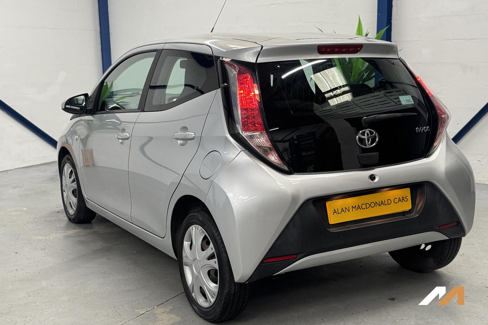 Toyota AYGO 1.0 VVT-i x-play Hatchback 5dr Petrol Manual Euro 6 (68 ps)