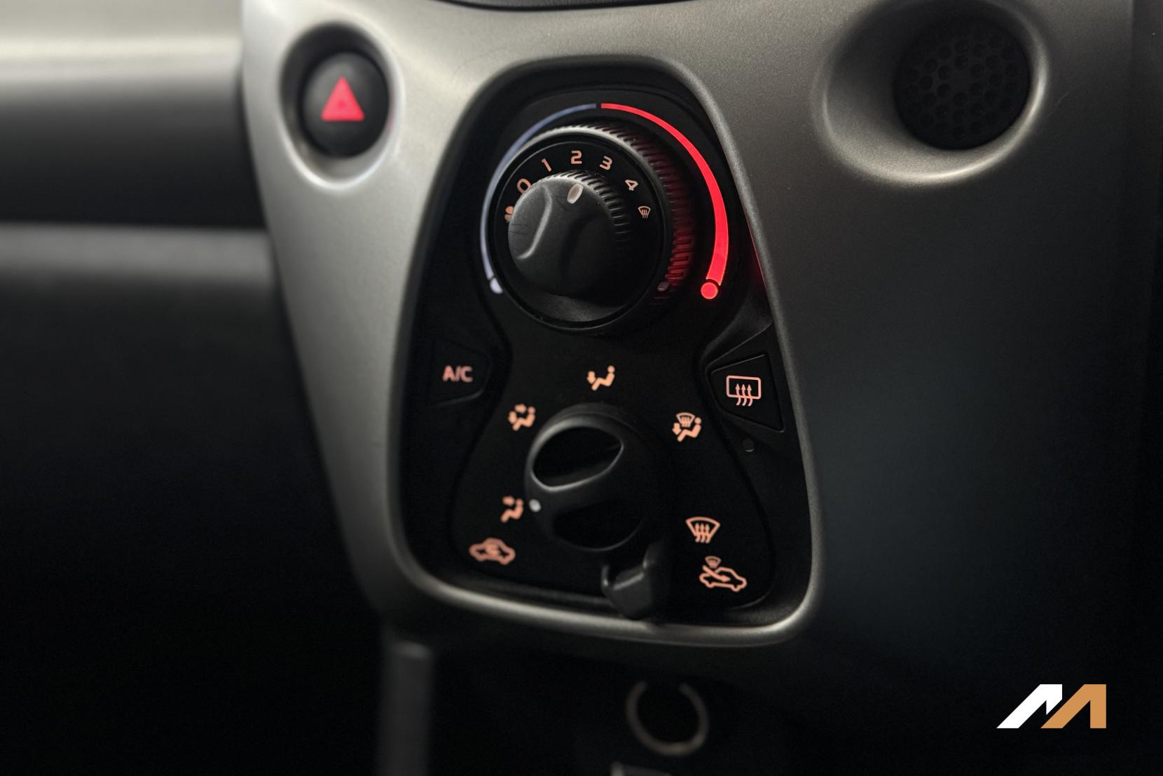 Toyota AYGO 1.0 VVT-i x-play Hatchback 5dr Petrol Manual Euro 6 (68 ps)