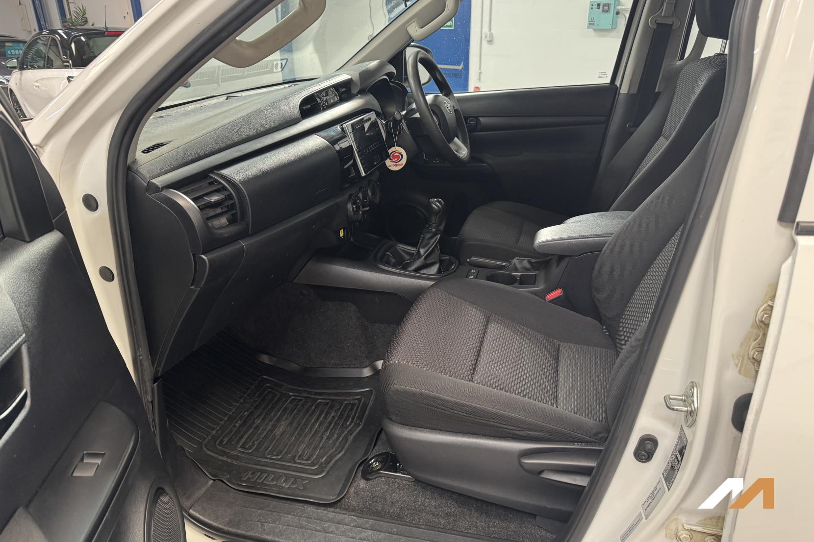 Toyota Hilux 2.4 D-4D Active Pickup Double Cab 4dr Diesel Manual 4WD Euro 6 (s/s) (150 ps)