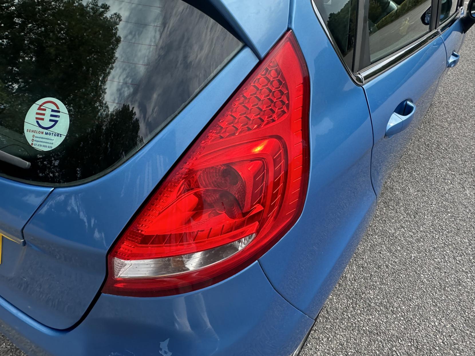 Ford Fiesta 1.4 Zetec Hatchback 5dr Petrol Automatic (154 g/km, 94 bhp)