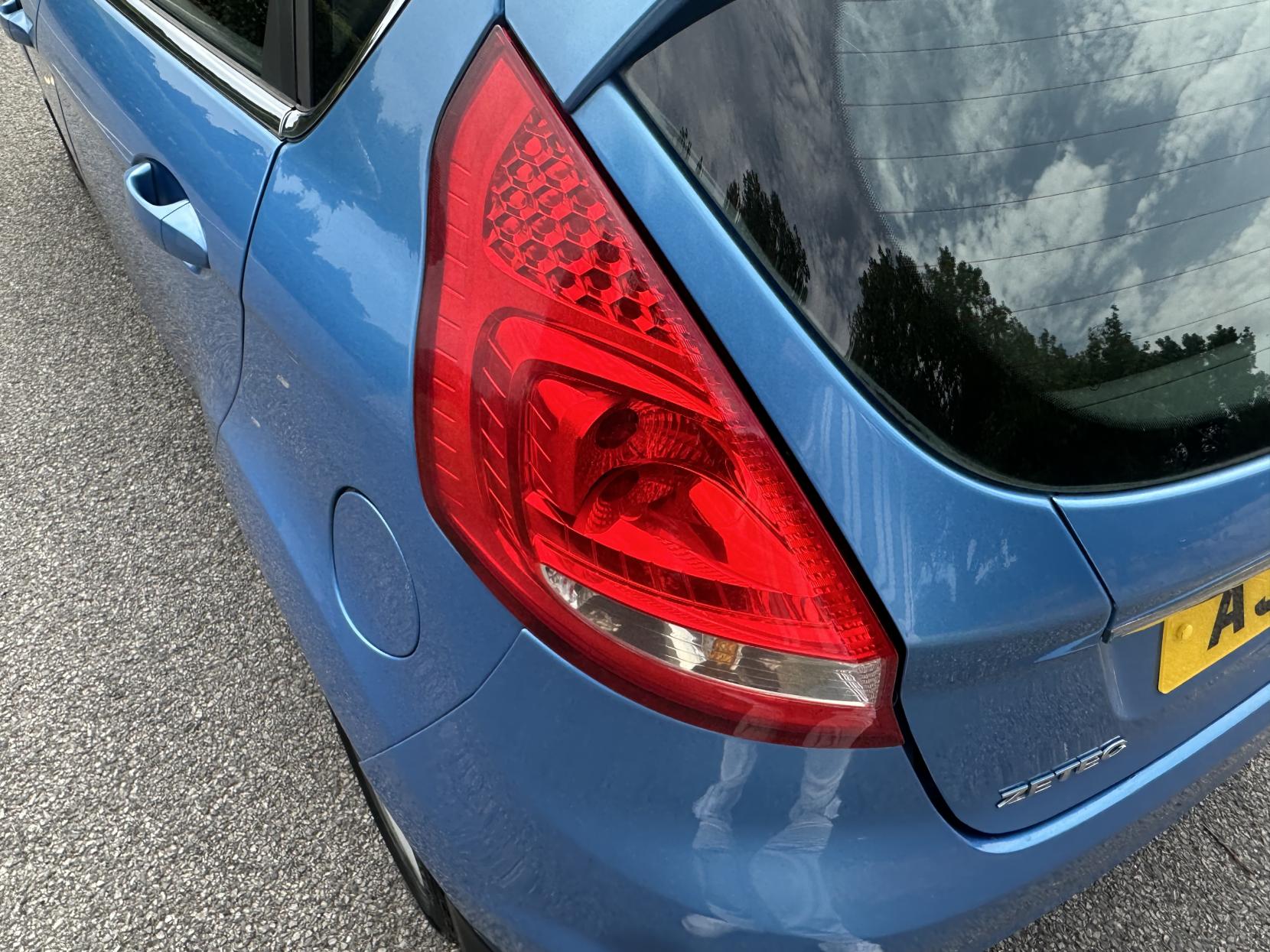 Ford Fiesta 1.4 Zetec Hatchback 5dr Petrol Automatic (154 g/km, 94 bhp)