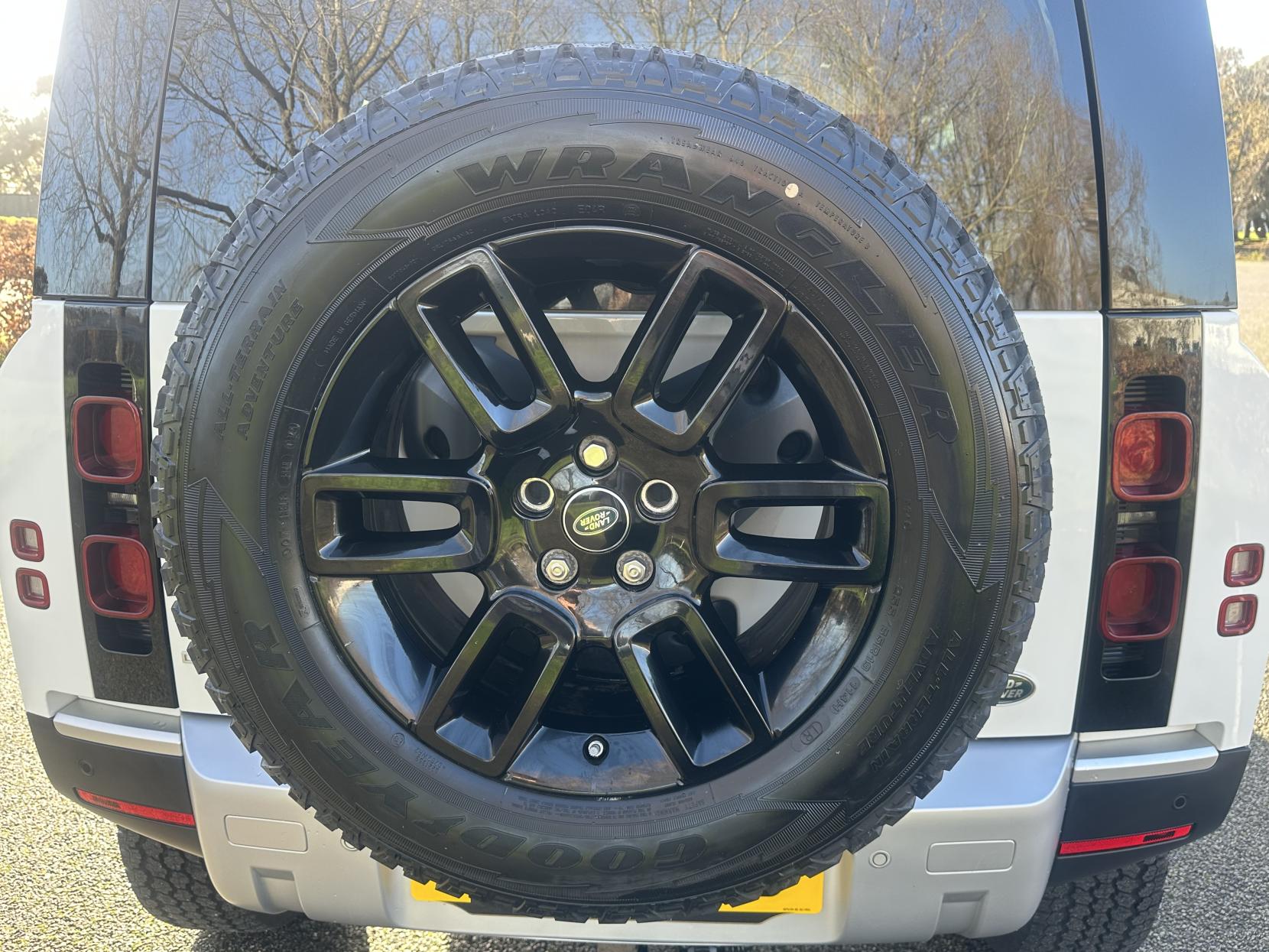 Land Rover Defender 110 2.0 Si4 SE SUV 5dr Petrol Auto 4WD Euro 6 (s/s) (300 ps)