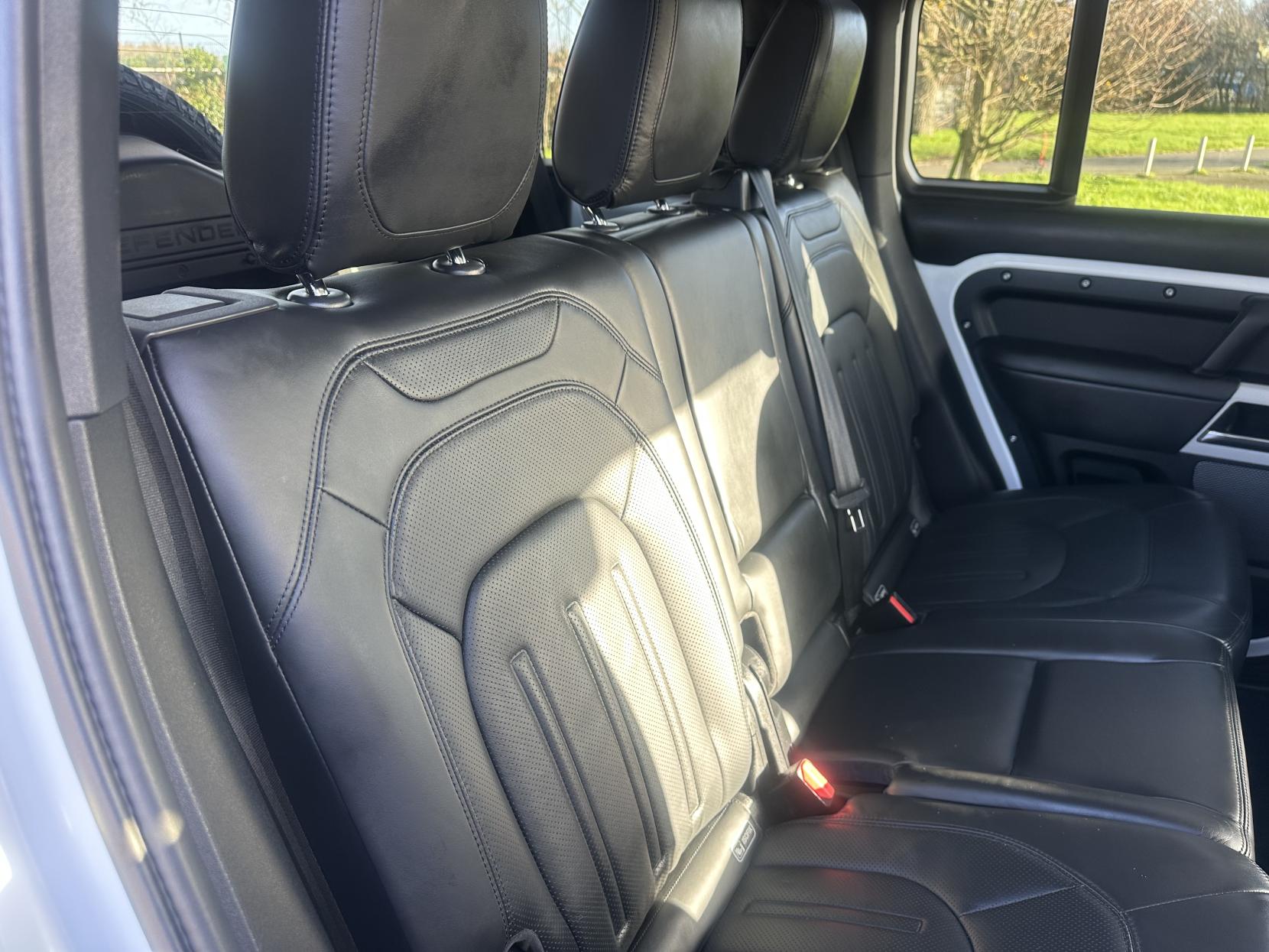 Land Rover Defender 110 2.0 Si4 SE SUV 5dr Petrol Auto 4WD Euro 6 (s/s) (300 ps)