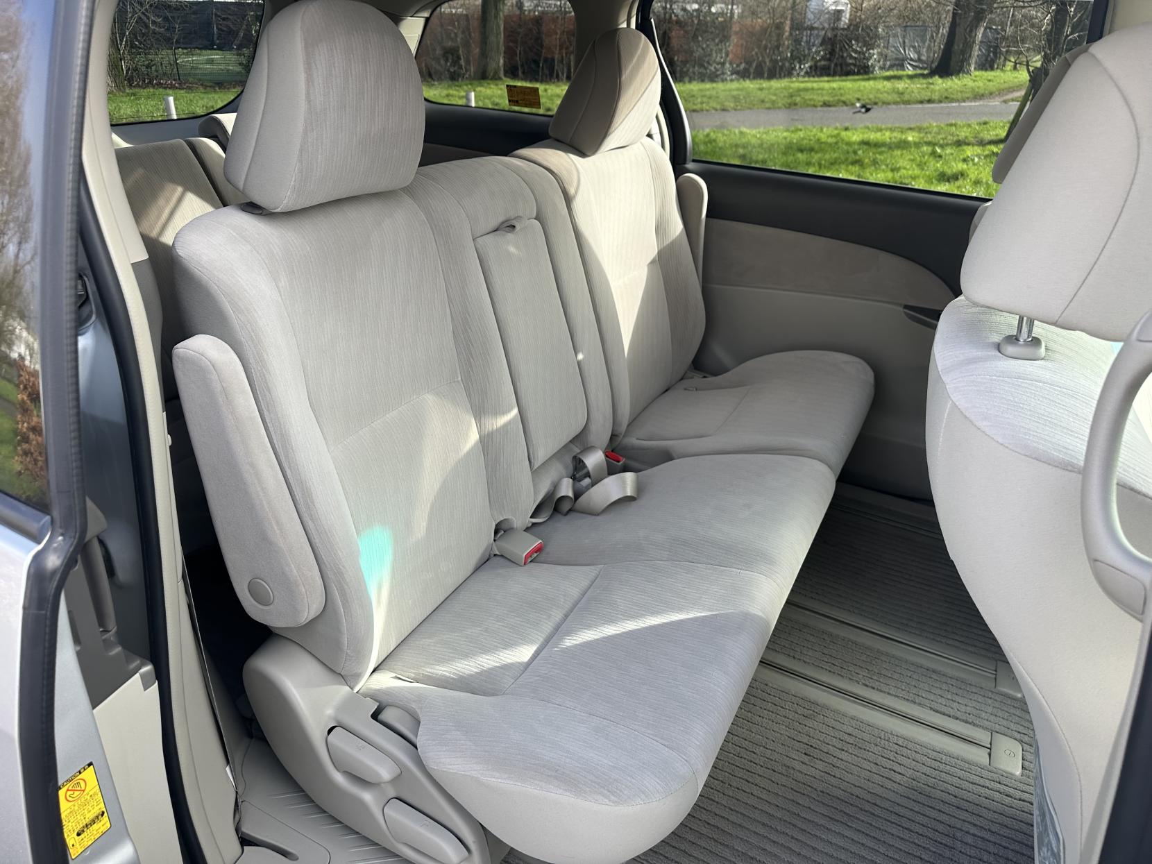 Toyota Estima 2.4 L 2010 TOYOTA ESTIMA 2.4 8 Seater Automatic petrol Silver 5 dr