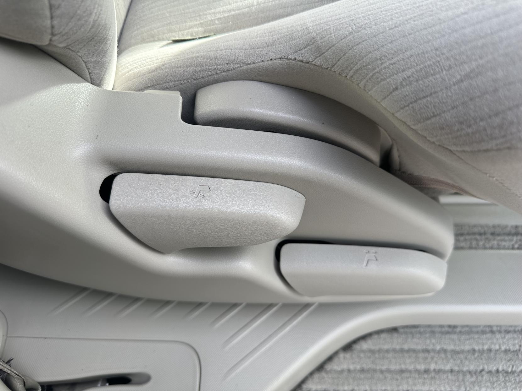 Toyota Estima 2.4 L 2010 TOYOTA ESTIMA 2.4 8 Seater Automatic petrol Silver 5 dr