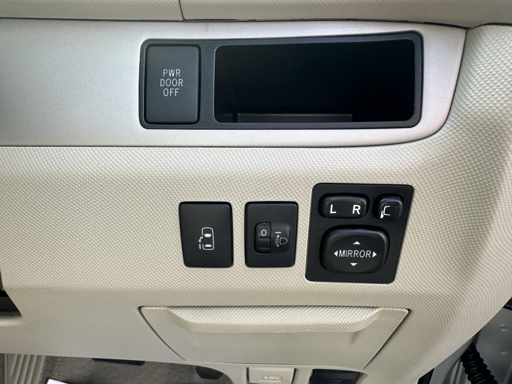 Toyota Estima 2.4 L 2010 TOYOTA ESTIMA 2.4 8 Seater Automatic petrol Silver 5 dr