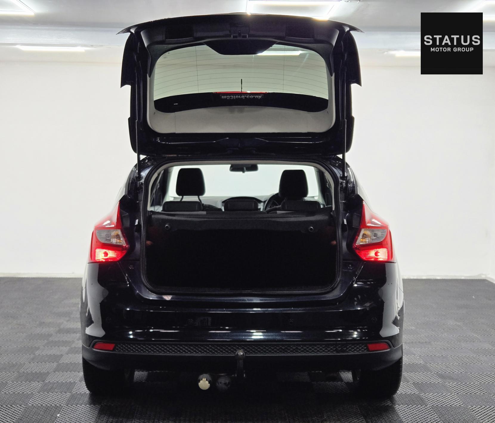 Ford Focus 1.6 Zetec Hatchback 5dr Petrol Powershift Euro 5 (125 ps)