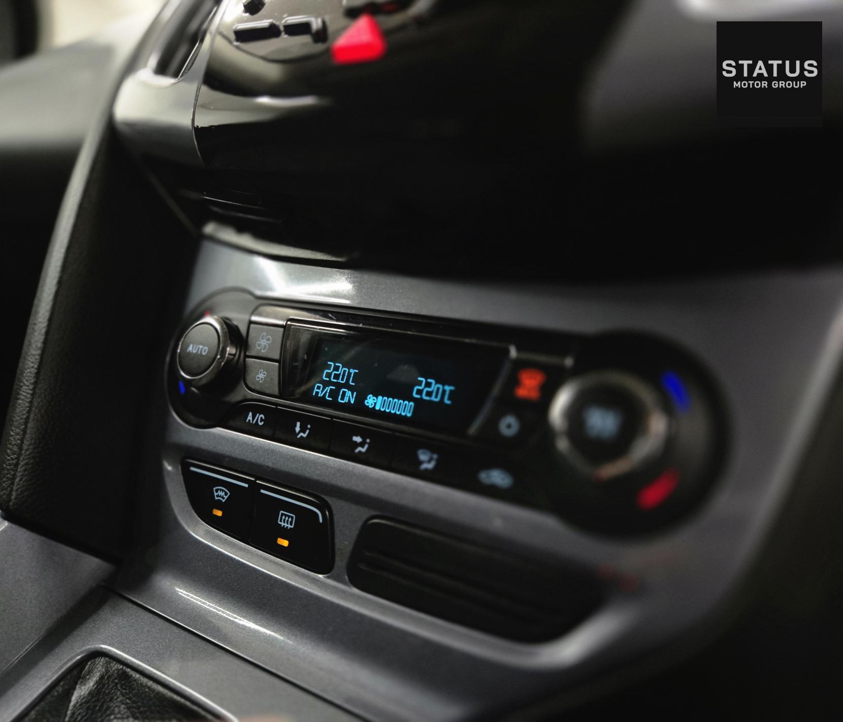 Ford Focus 1.6 Titanium Navigator Hatchback 5dr Petrol Powershift Euro 5 (125 ps)