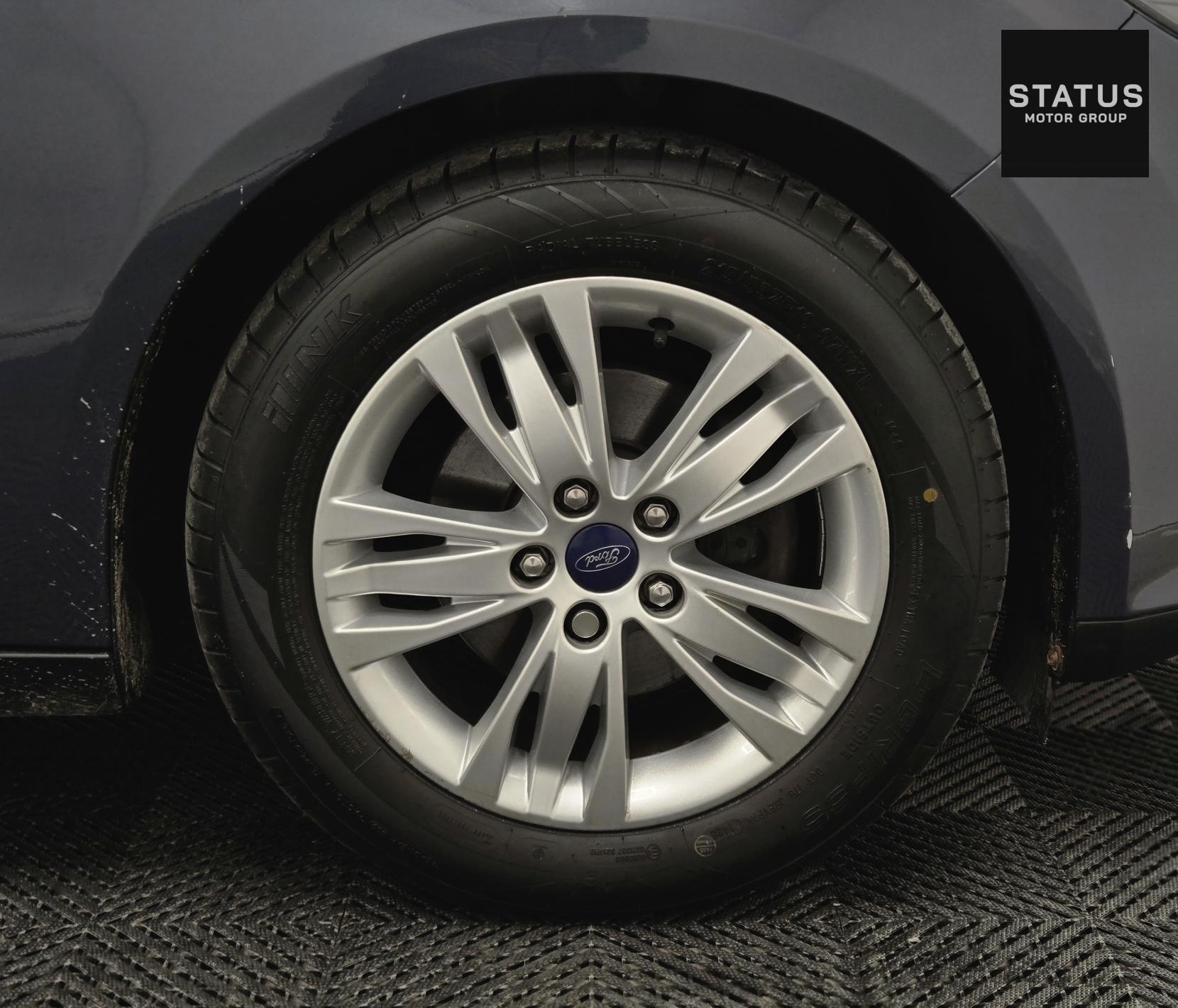 Ford Focus 1.6 Titanium Navigator Hatchback 5dr Petrol Powershift Euro 5 (125 ps)