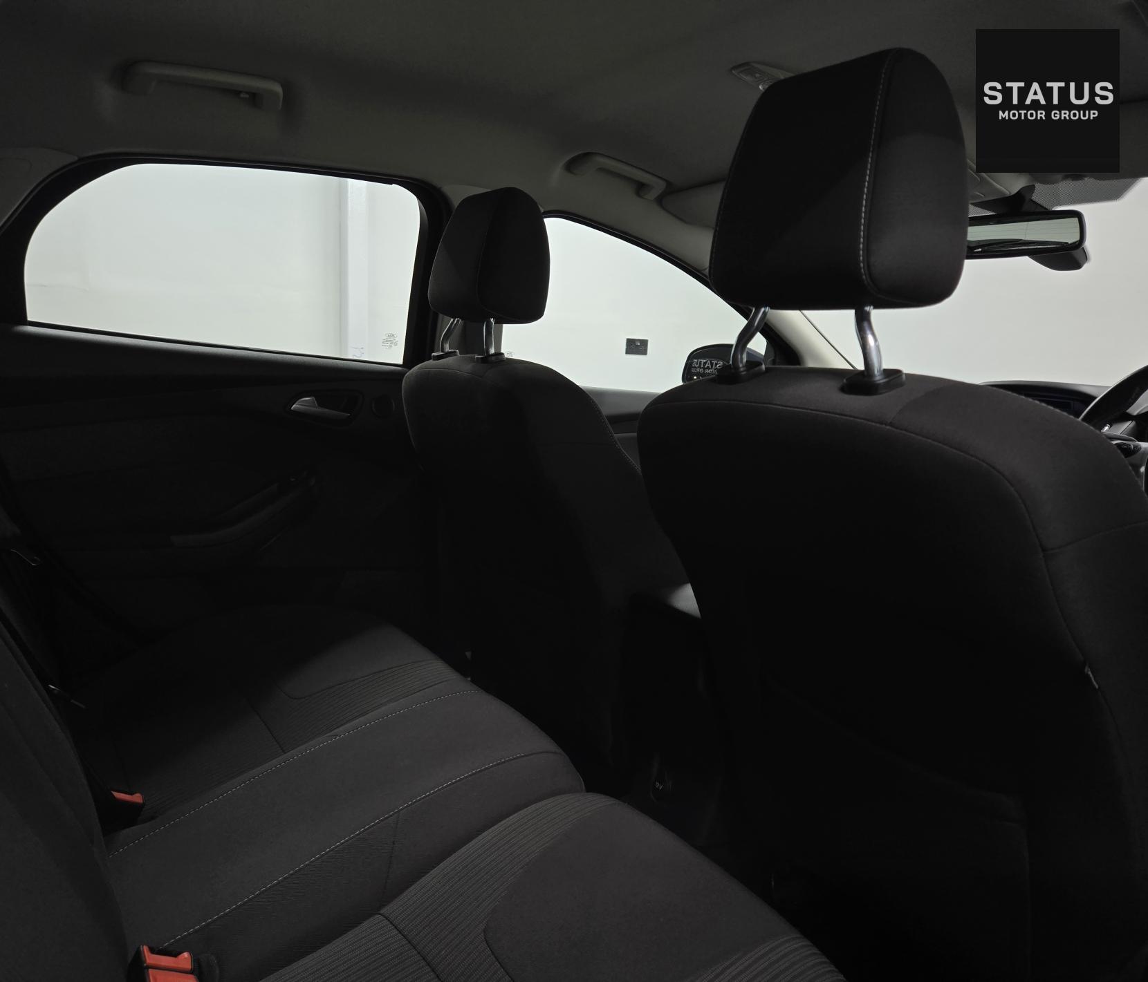 Ford Focus 1.6 Titanium Navigator Hatchback 5dr Petrol Powershift Euro 5 (125 ps)