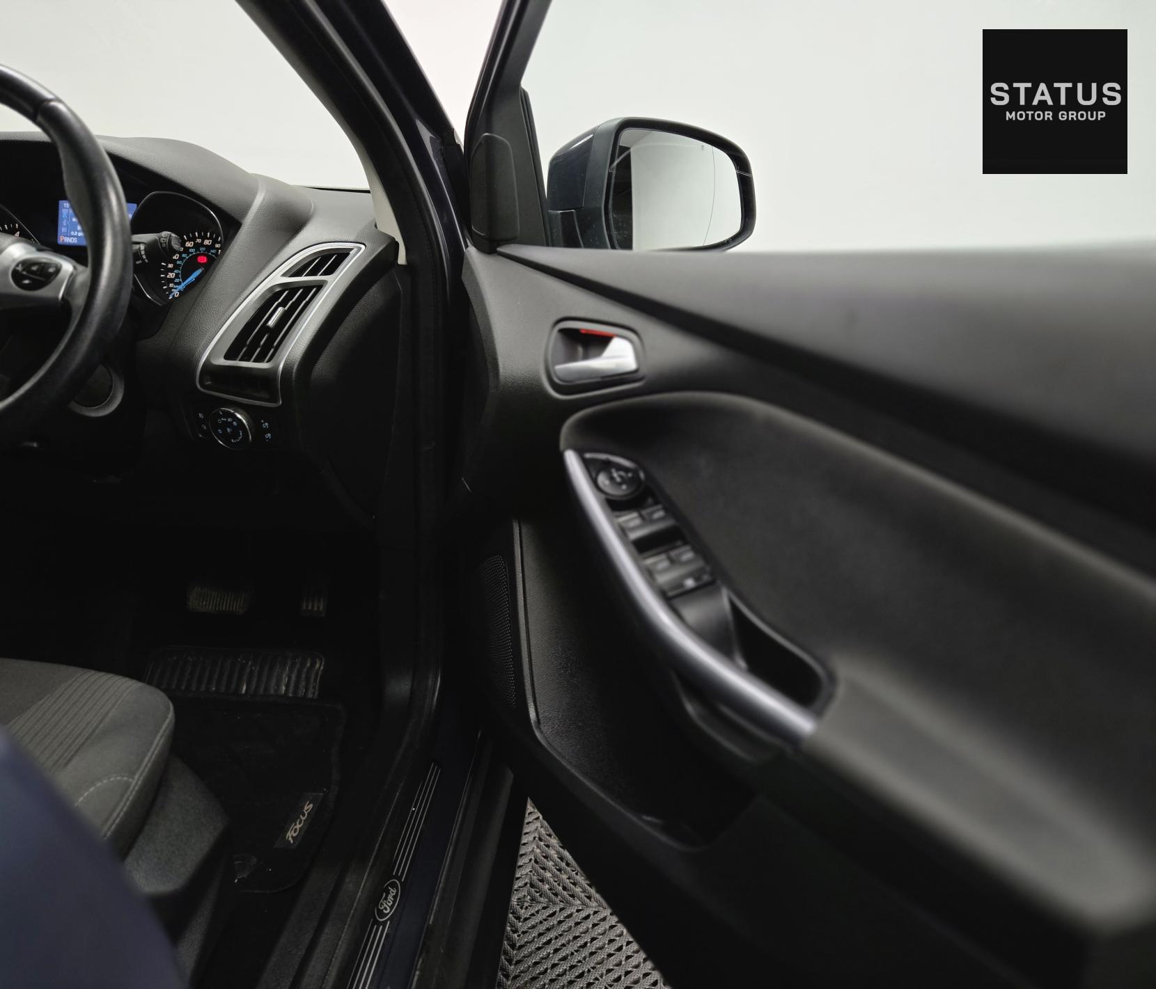 Ford Focus 1.6 Titanium Navigator Hatchback 5dr Petrol Powershift Euro 5 (125 ps)