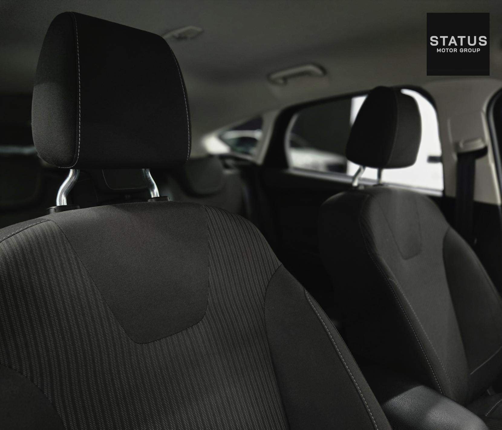 Ford Focus 1.6 Titanium Navigator Hatchback 5dr Petrol Powershift Euro 5 (125 ps)