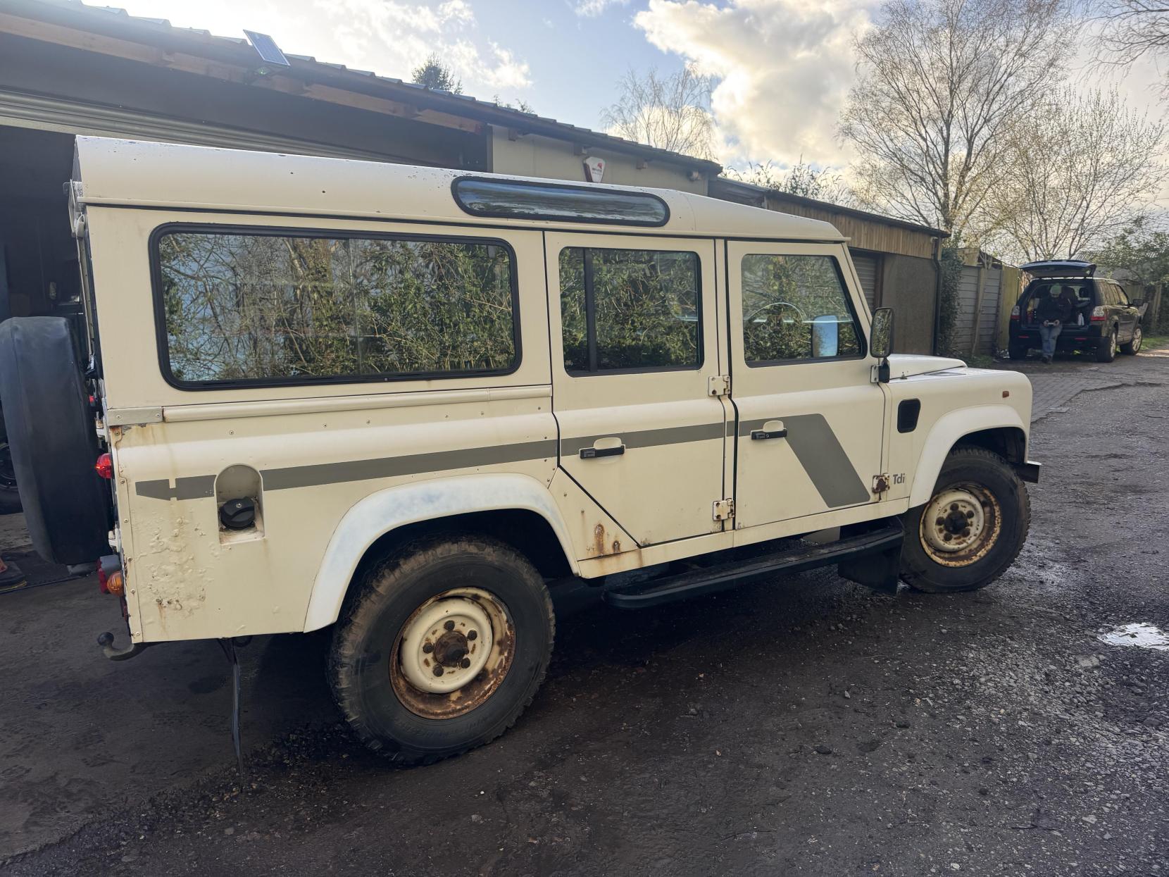 Land Rover Defender 110 2.5 TDi County Station Wagon 5dr Diesel Manual (111 bhp)