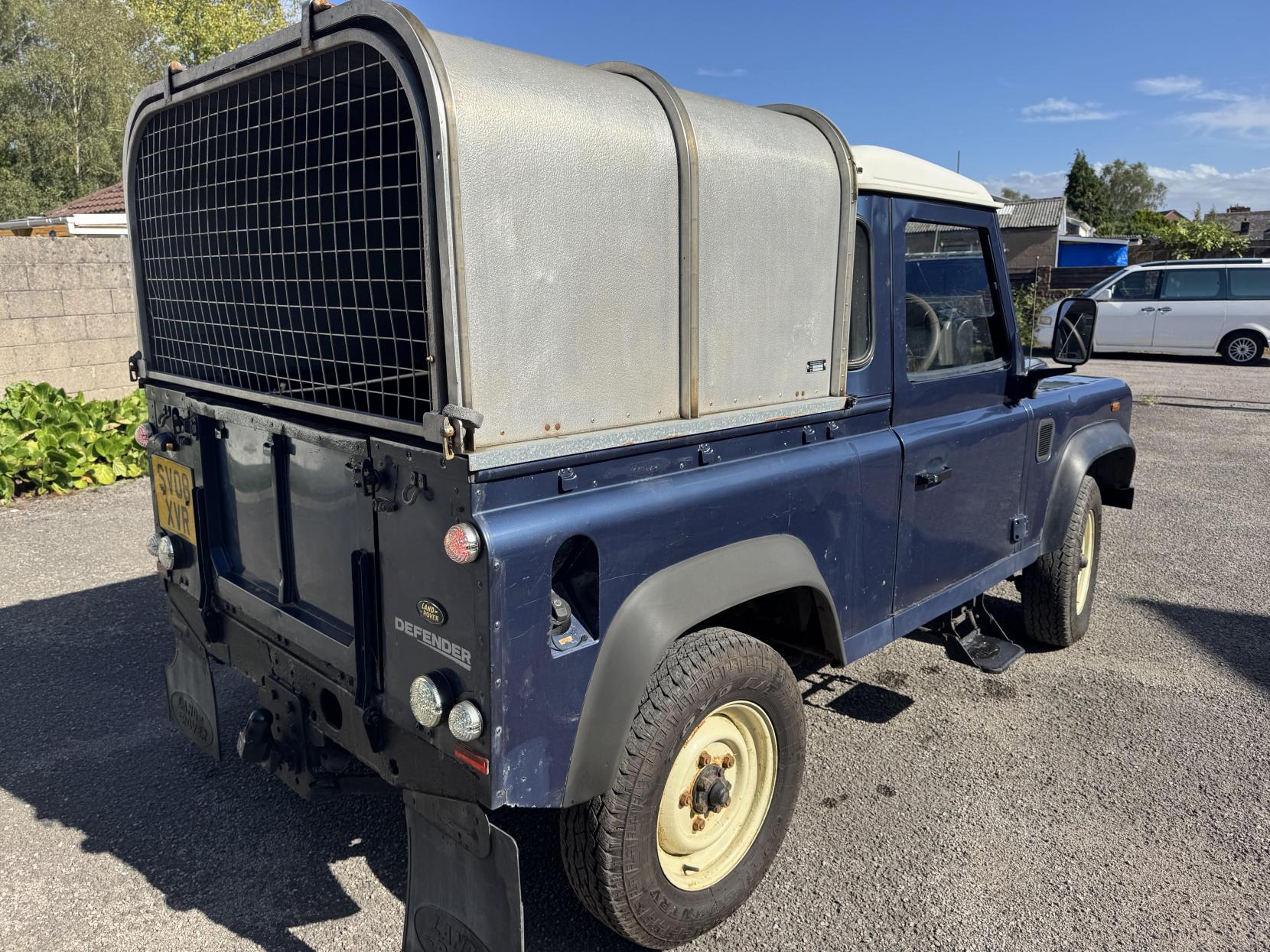 Land Rover Defender 90 2.4 TDCi Pickup 2dr Diesel Manual 4WD SWB Euro 4 (122 bhp)