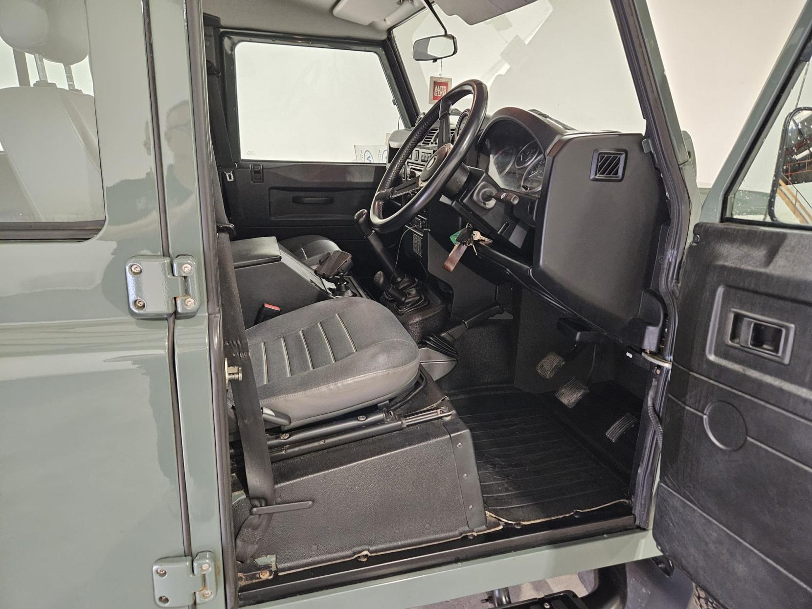 Land Rover Defender 110 2.2 TDCi County Station Wagon Double Cab 5dr Diesel Manual 4WD MWB Euro 5 (122 ps)