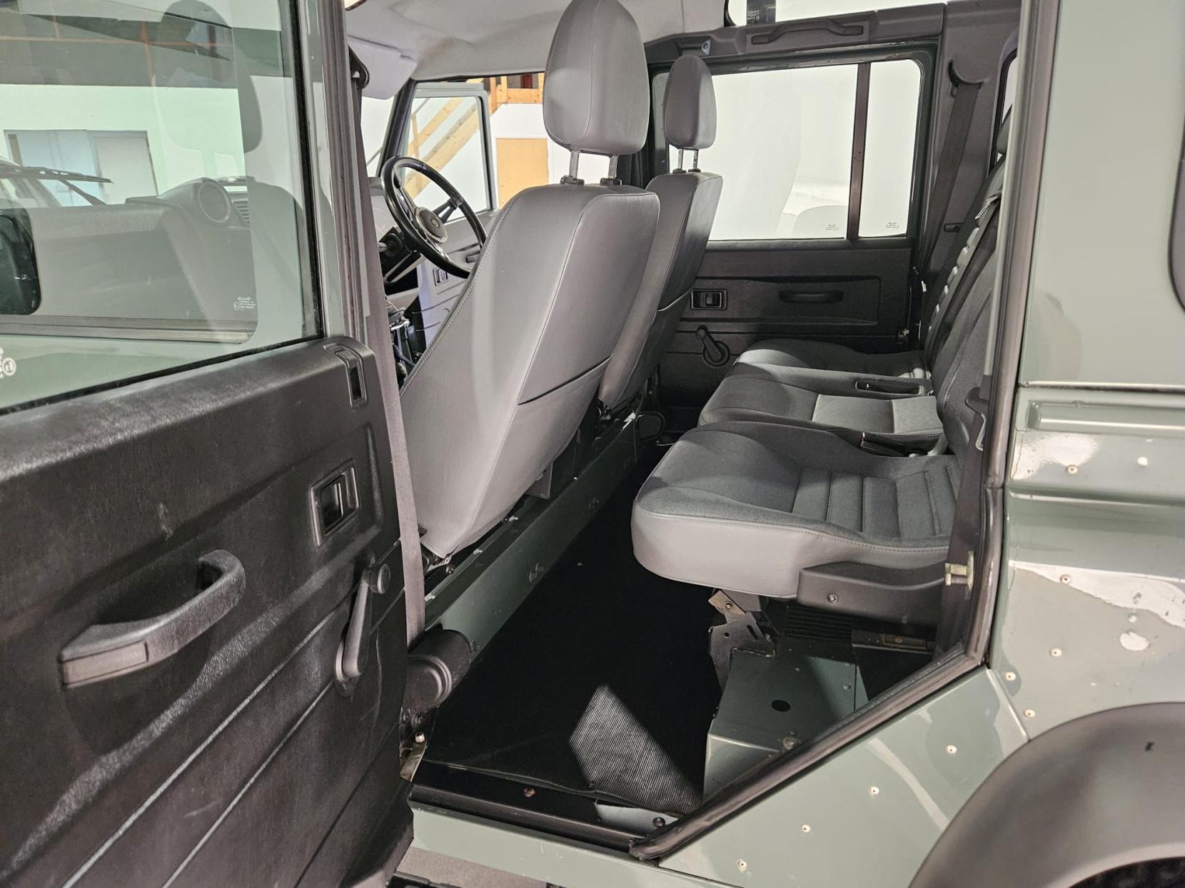 Land Rover Defender 110 2.2 TDCi County Station Wagon Double Cab 5dr Diesel Manual 4WD MWB Euro 5 (122 ps)